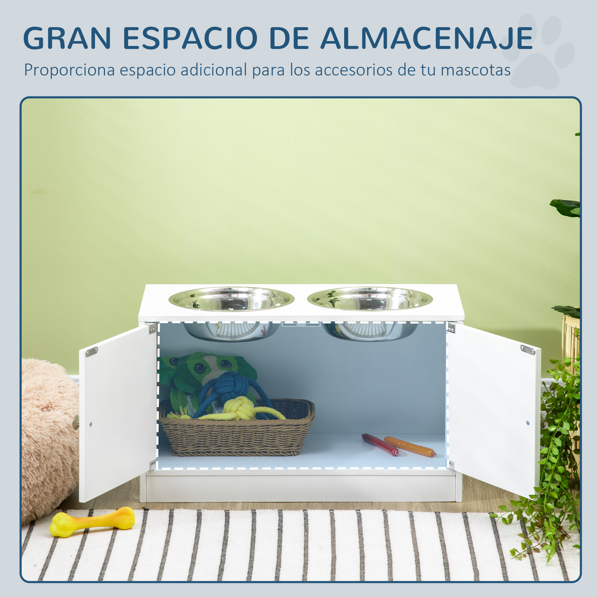 Gabinete blanco para comida de mascotas con dos cuencos. Las puertas del gabinete están abiertas, revelando una cesta de mimbre con juguetes y dos salchichas. Un juguete de hueso está en el suelo.