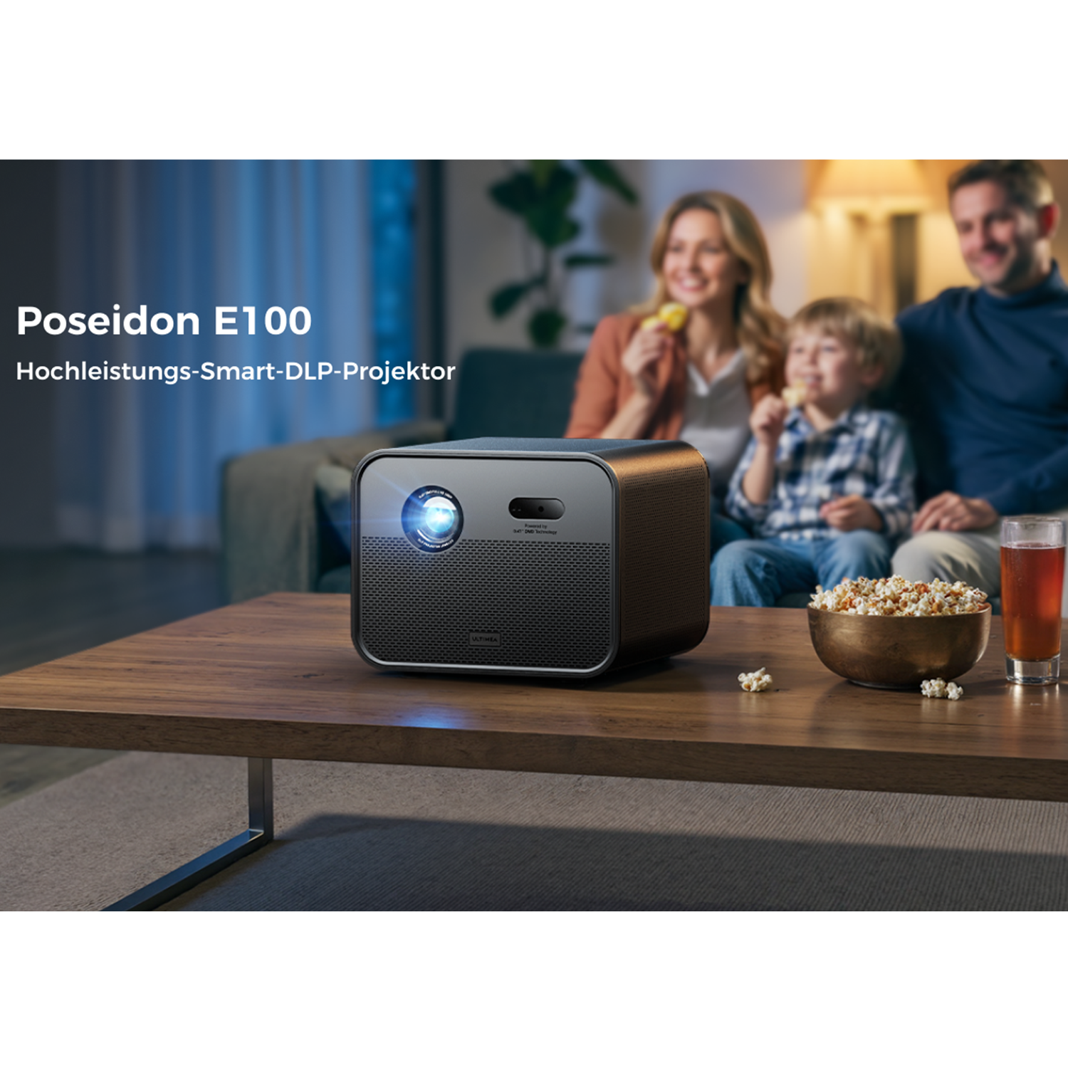 Ein Projektor steht auf einem Tisch; eine Familie ist im Hintergrund unscharf. Popcorn, ein Getränk und der Poseidon E100 sind im Fokus.