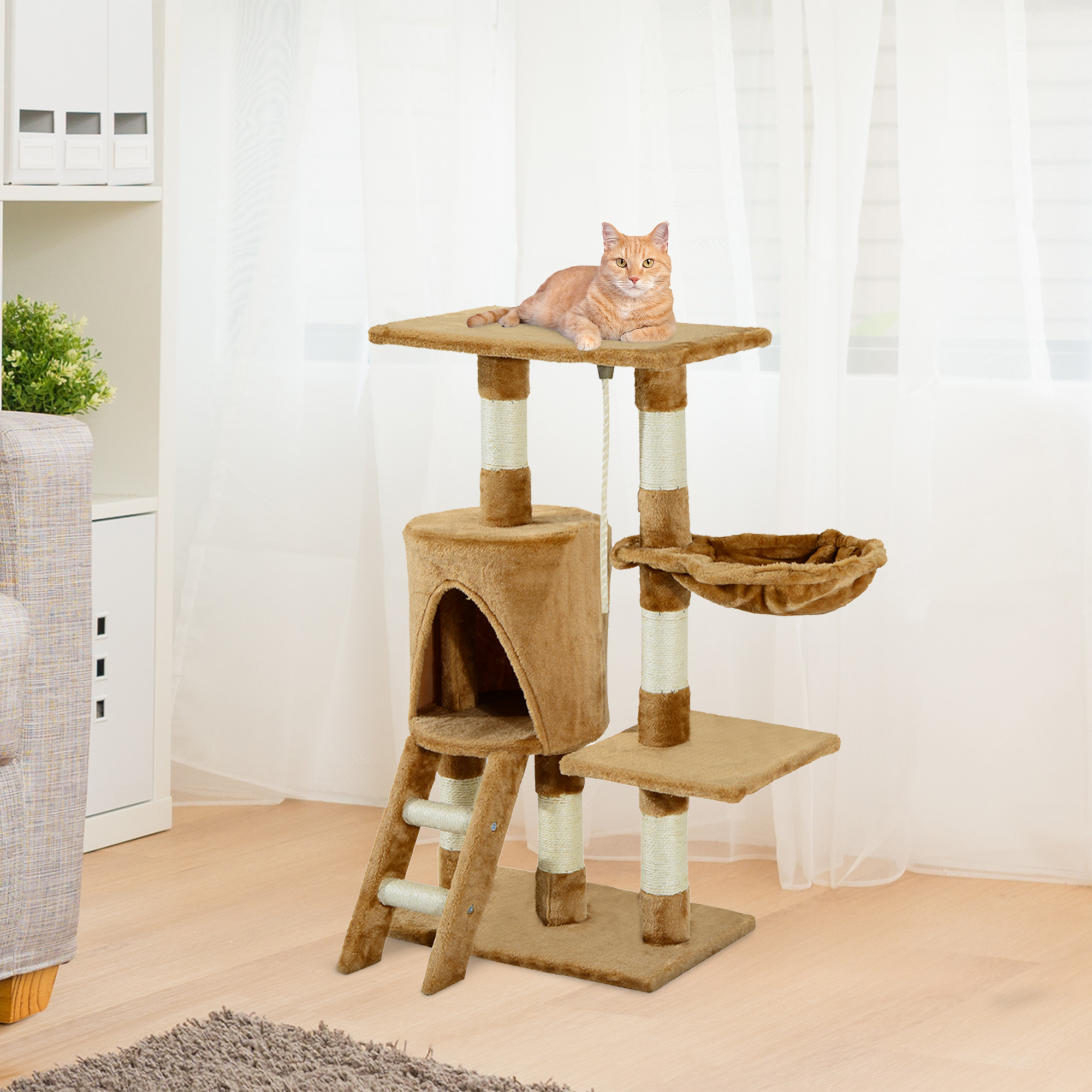 Un árbol para gatos con un gato descansando. Tiene varios niveles, una cueva y una cesta. El gato es naranja.