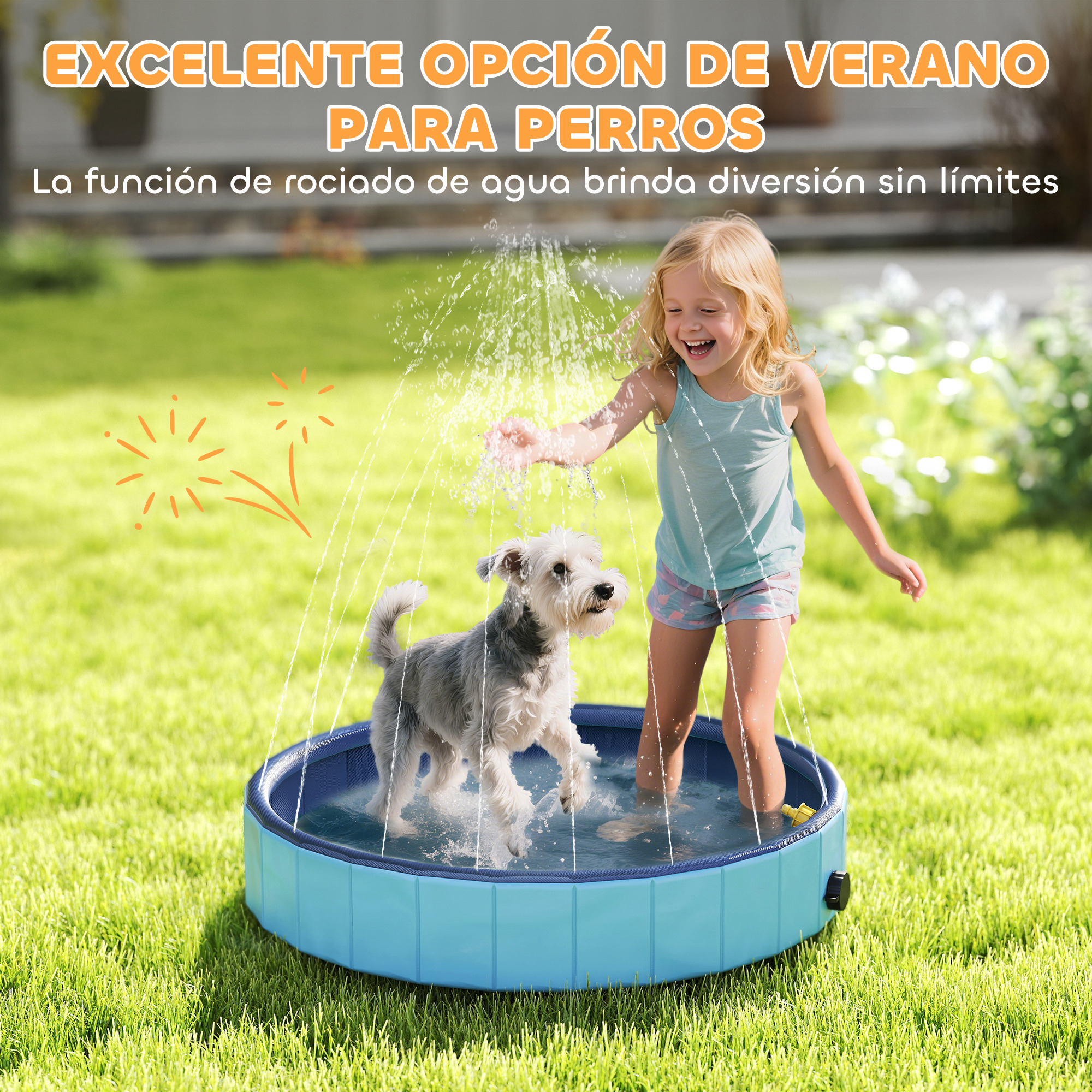 Una niña y un perro juegan en una piscina con rociadores de agua sobre hierba. La niña ríe, el perro está mojado y feliz.