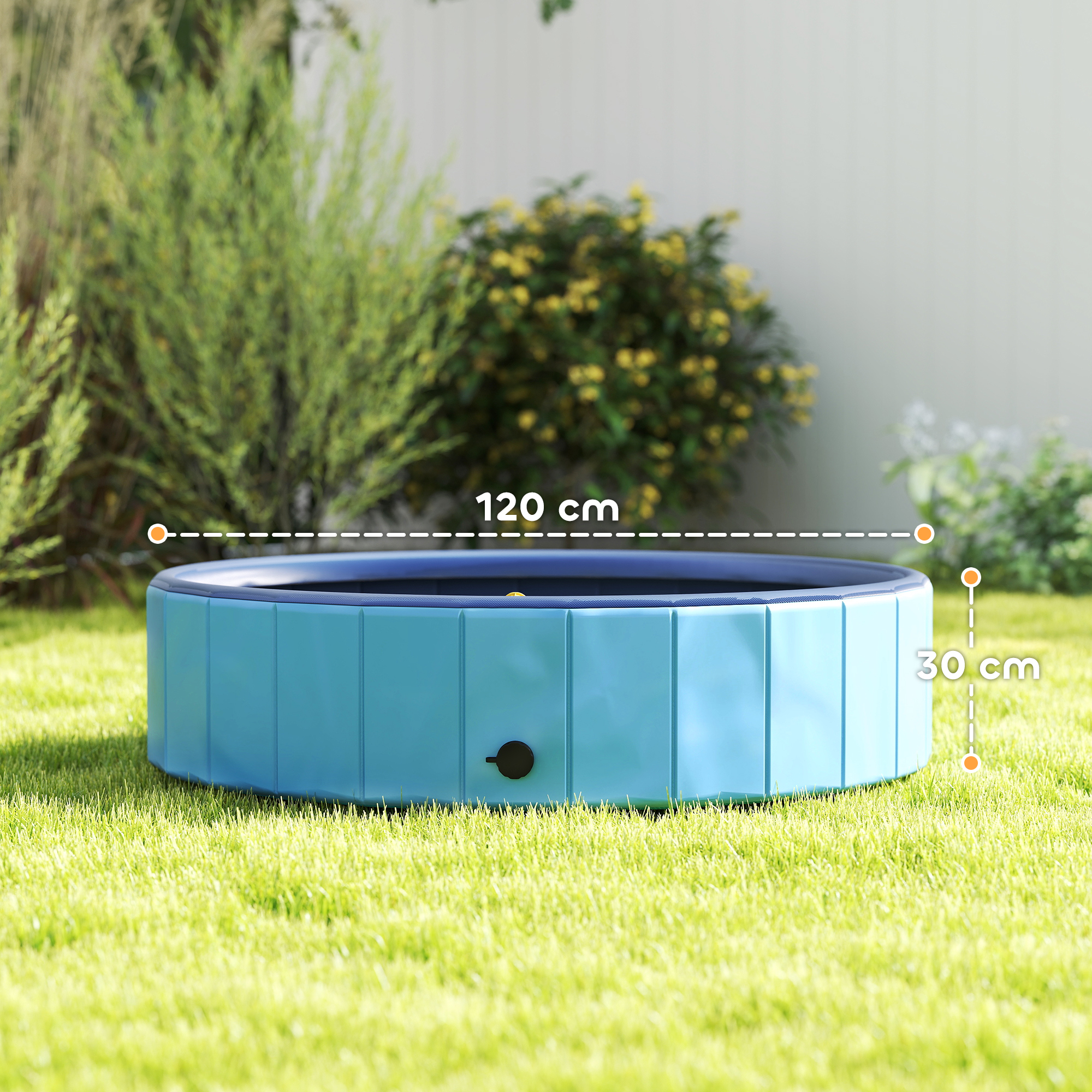 Una piscina inflable azul redonda sobre césped verde. Dimensiones: 120cm diámetro y 30cm alto. Arbustos en el fondo.