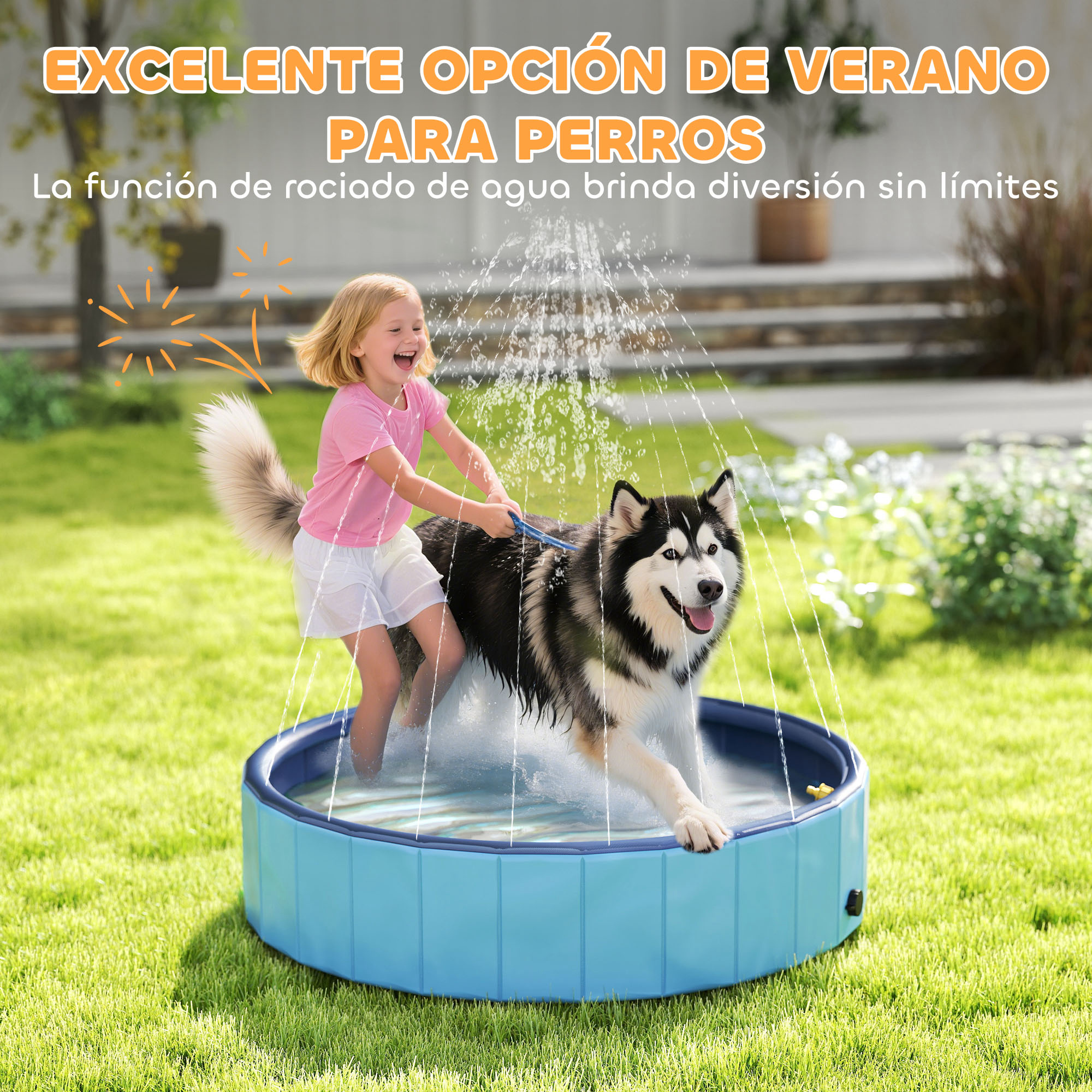 Una niña y un perro husky juegan en una piscina azul con un chorro de agua sobre hierba verde. El perro es blanco y negro.