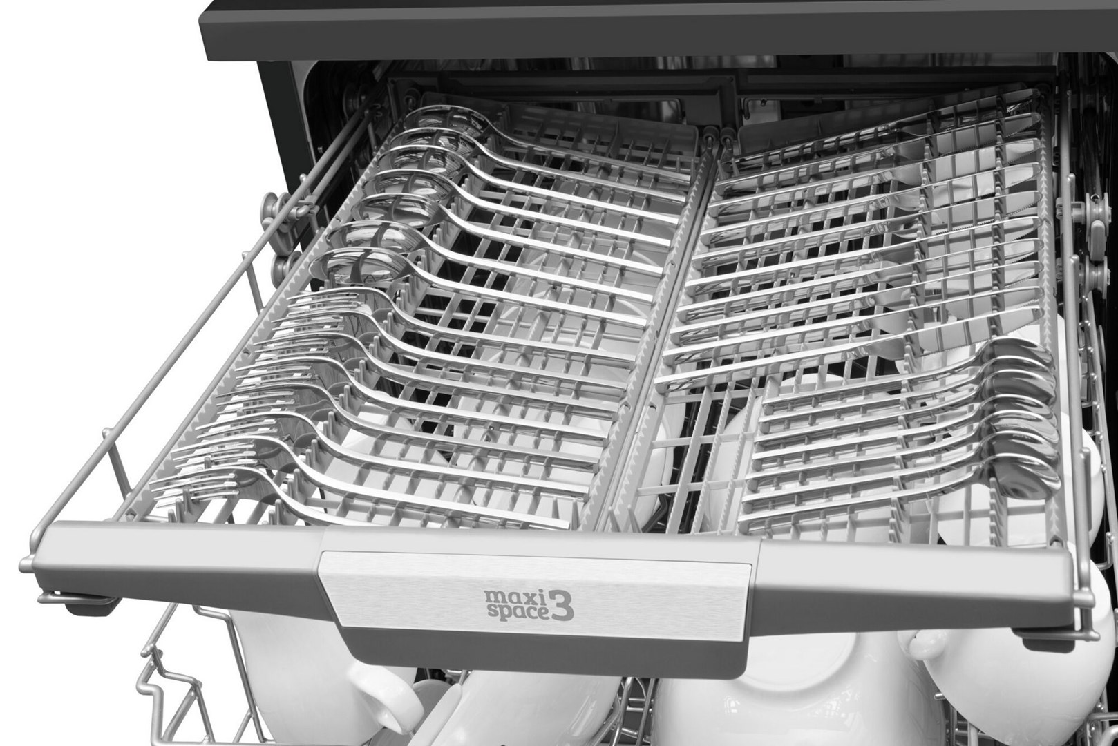 Wnętrze zmywarki z półkami na naczynia i sztućce. Widoczne są widelce, łyżki i talerze. Na półce znajduje się logo 'maxi space3'.