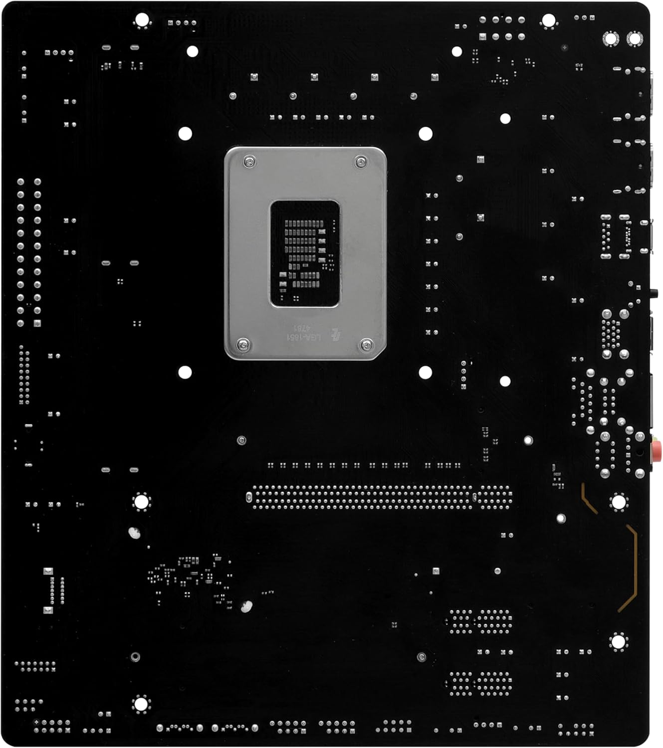 Czarna płytka drukowana ze srebrnym gniazdem procesora pośrodku. Widoczne liczne małe elementy elektroniczne, z białymi oznaczeniami.