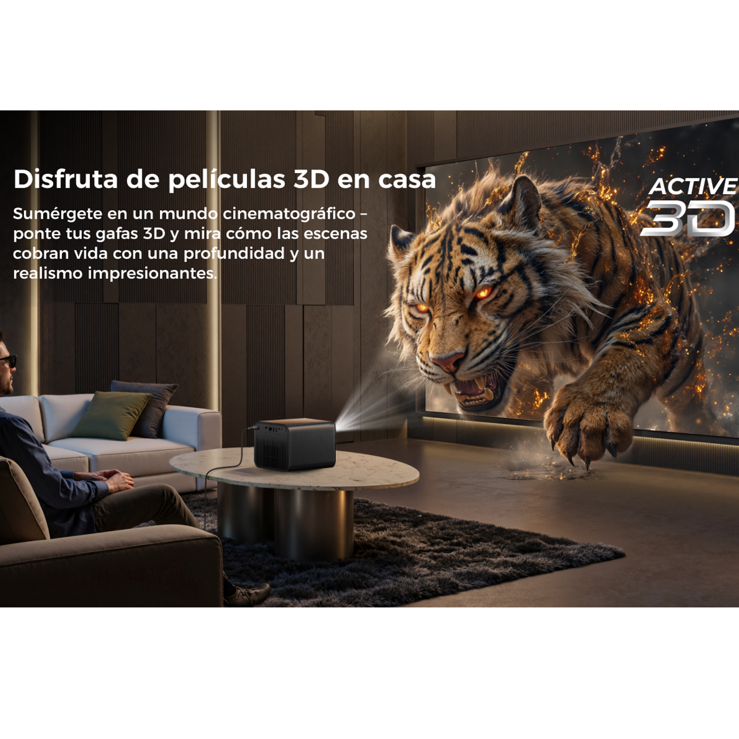 Un hombre mira una película 3D de un tigre. Un proyector en una mesa proyecta la imagen en una pared. La habitación tiene un sofá y una alfombra.