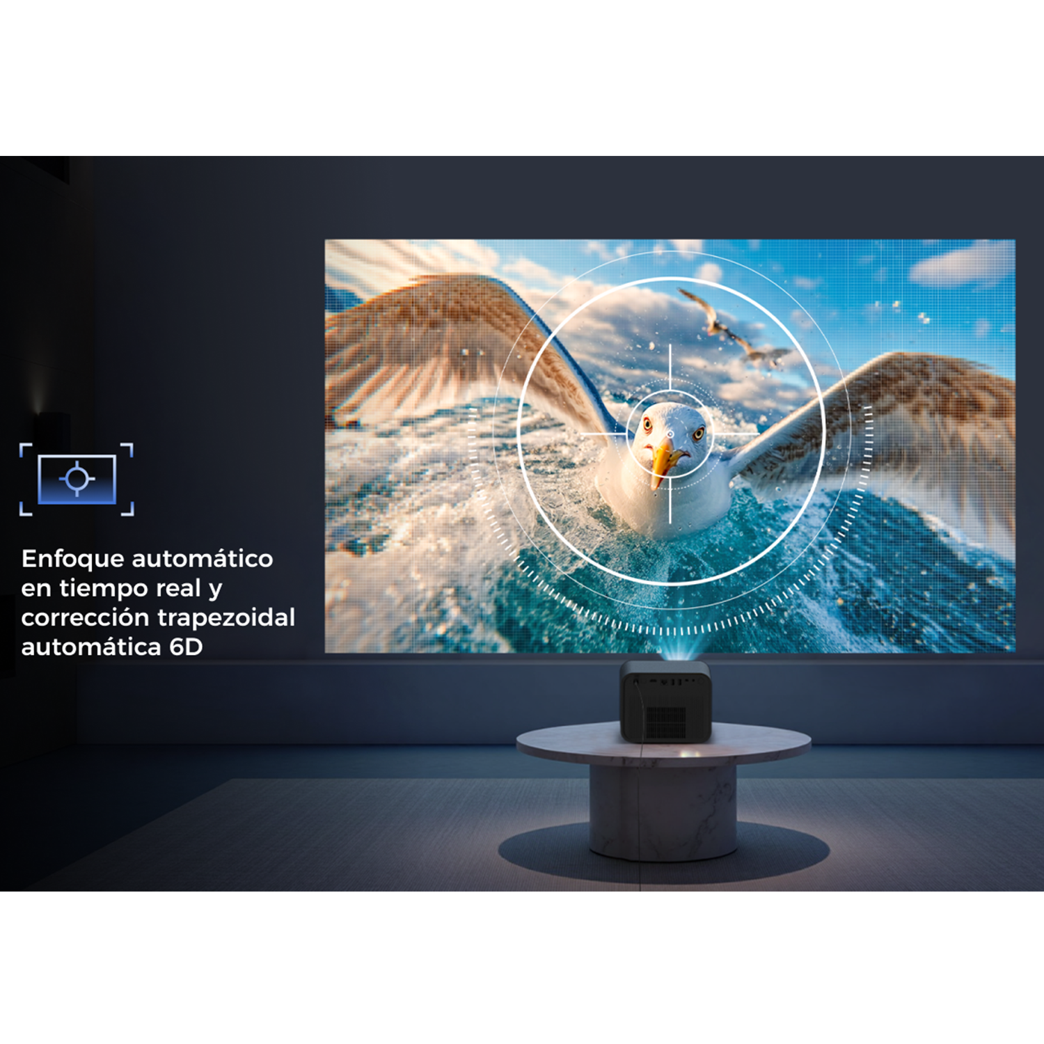 Un proyector muestra una gaviota en una pantalla. El proyector está en una mesa redonda. Habitación oscura con texto a la izquierda.