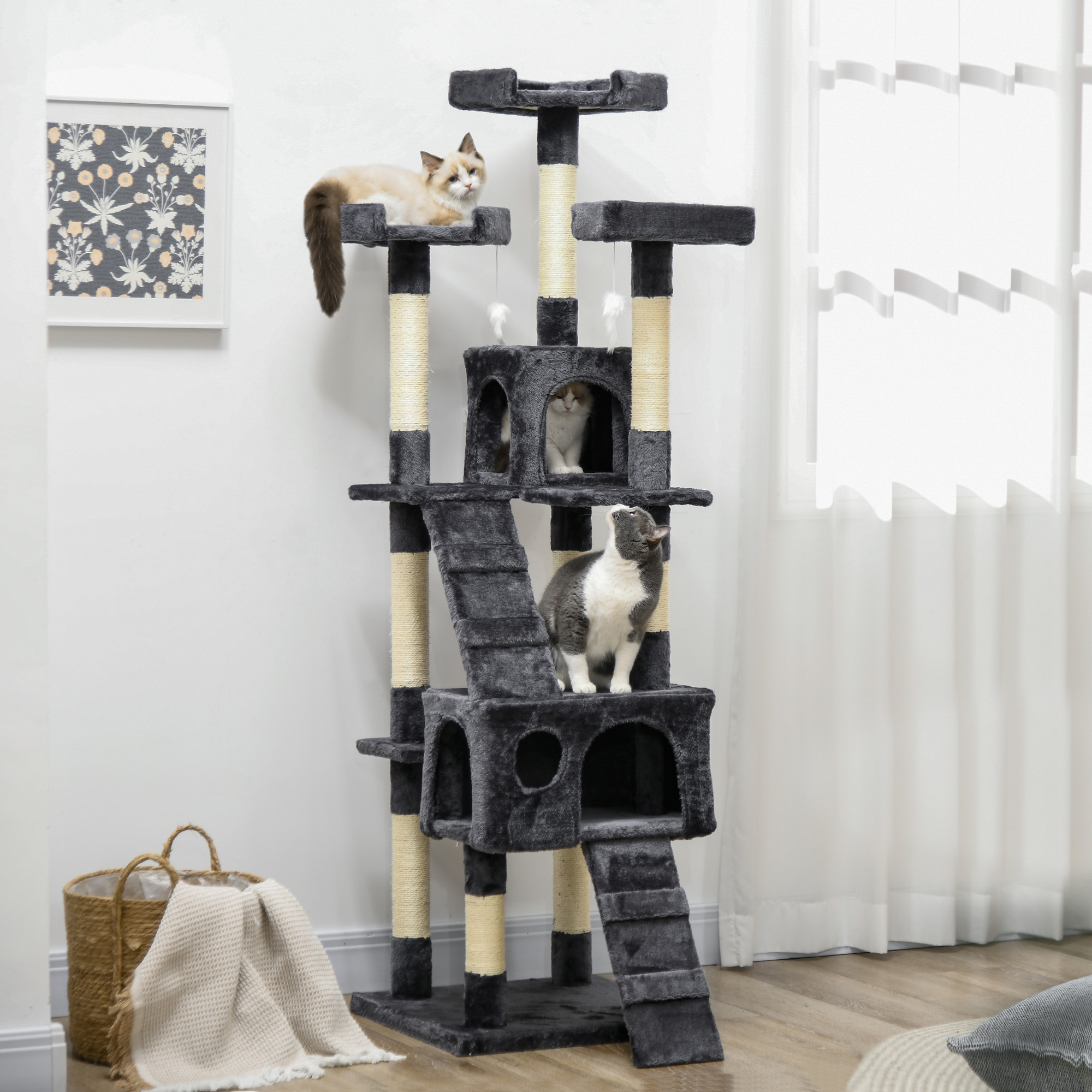 Un árbol para gatos de varios niveles con tres gatos. Un gato está arriba, uno en el medio y otro en la parte inferior. También hay una cesta y un marco de fotos.