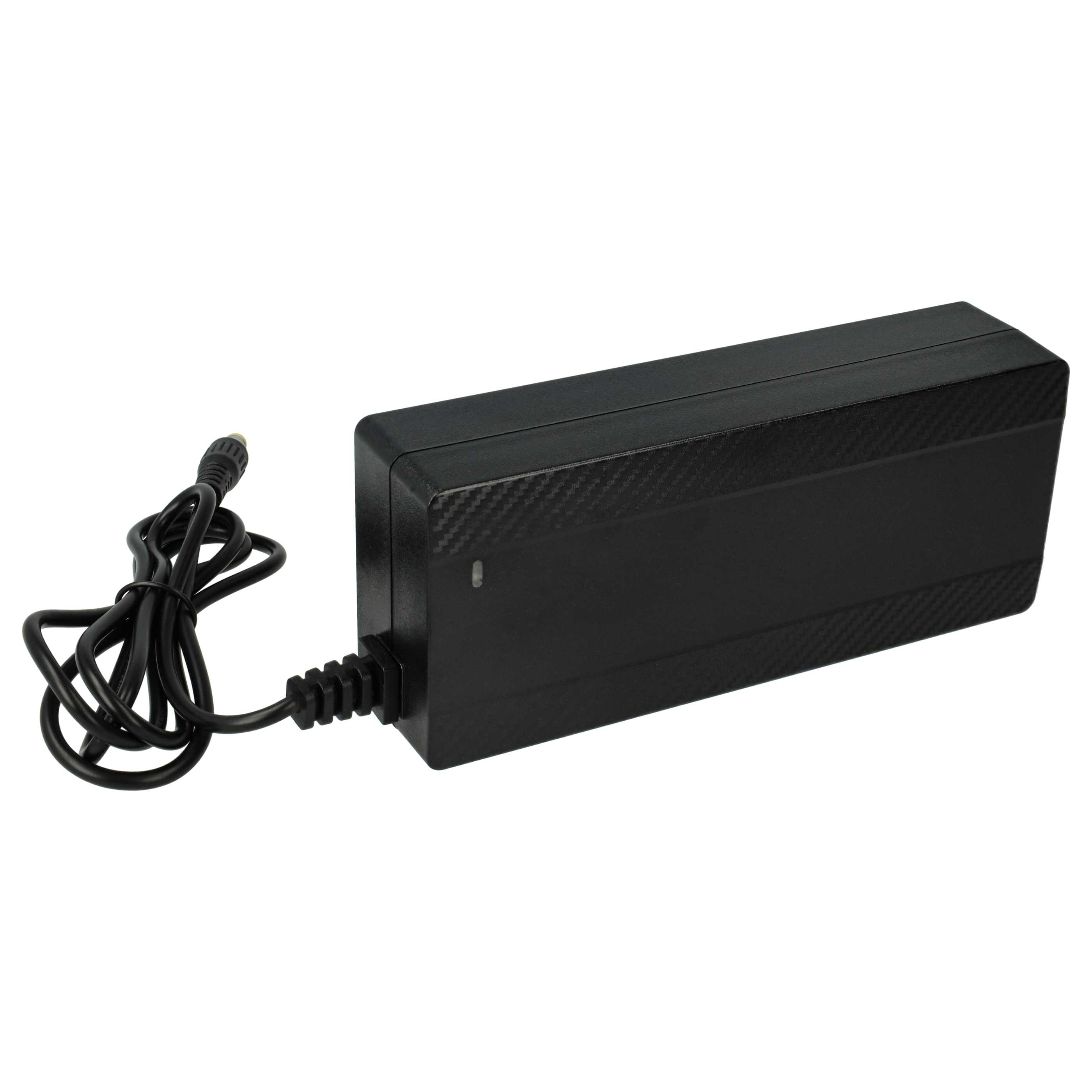 Ein schwarzes Netzteil mit einem schwarzen Kabel. Es hat eine rechteckige Form und eine kleine LED-Leuchte.