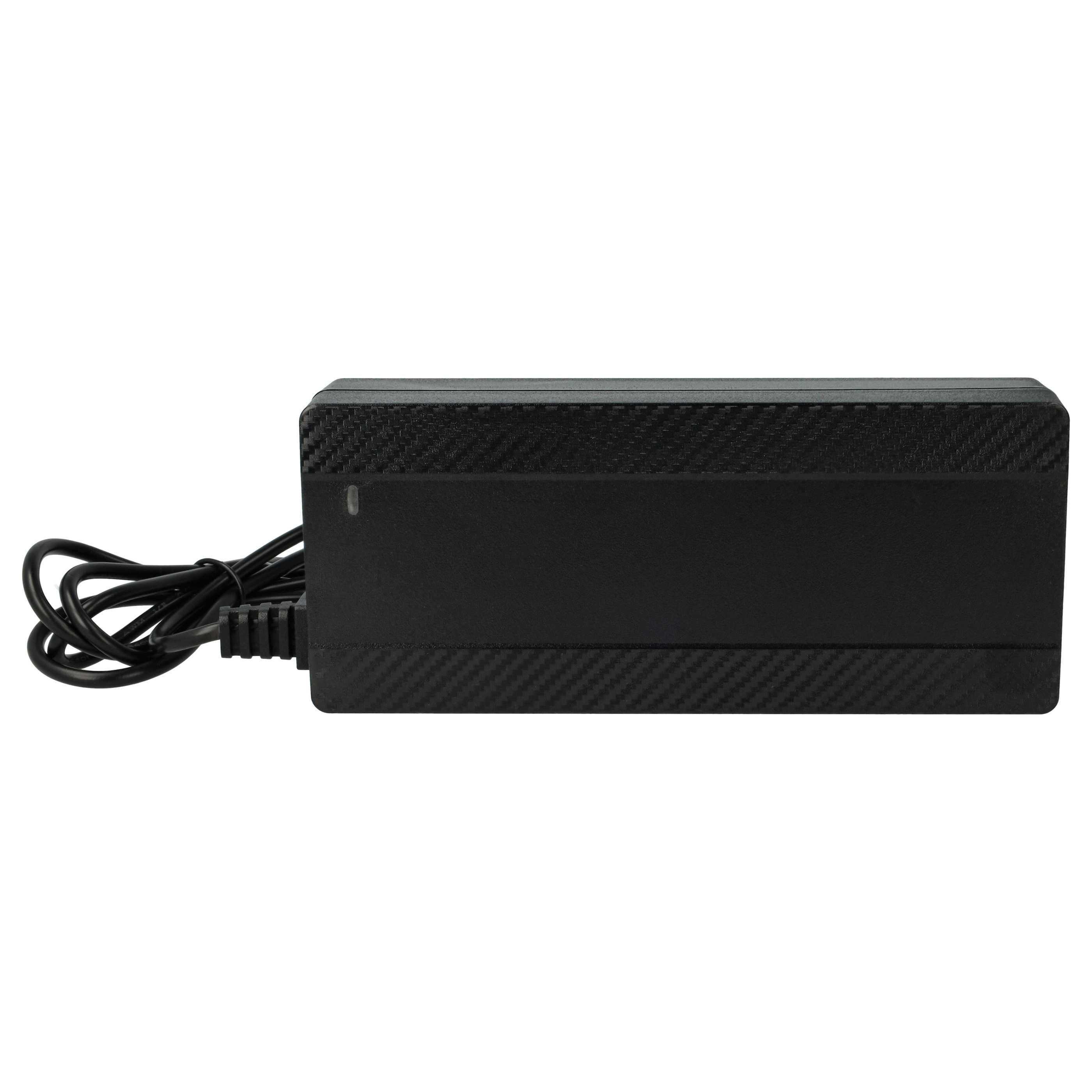 Ein schwarzes Netzteil mit strukturierter Oberfläche. Ein schwarzes Kabel ist mit dem Adapter verbunden. Der Hintergrund ist weiß.