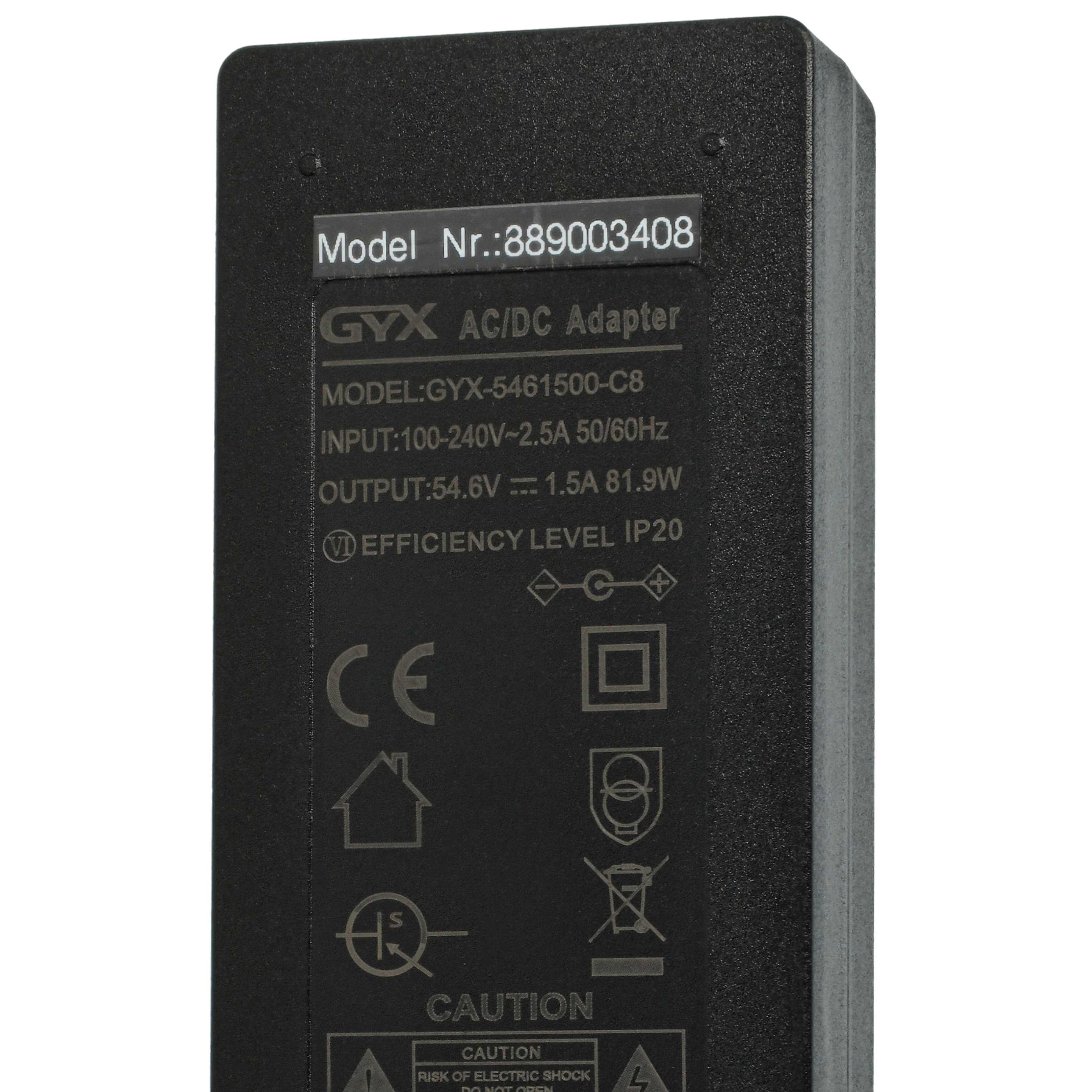 Ein schwarzer AC/DC-Adapter mit weißem Text. Er hat Modell- und Eingangs-/Ausgangsspezifikationen. Der Text enthält Sicherheitshinweise.