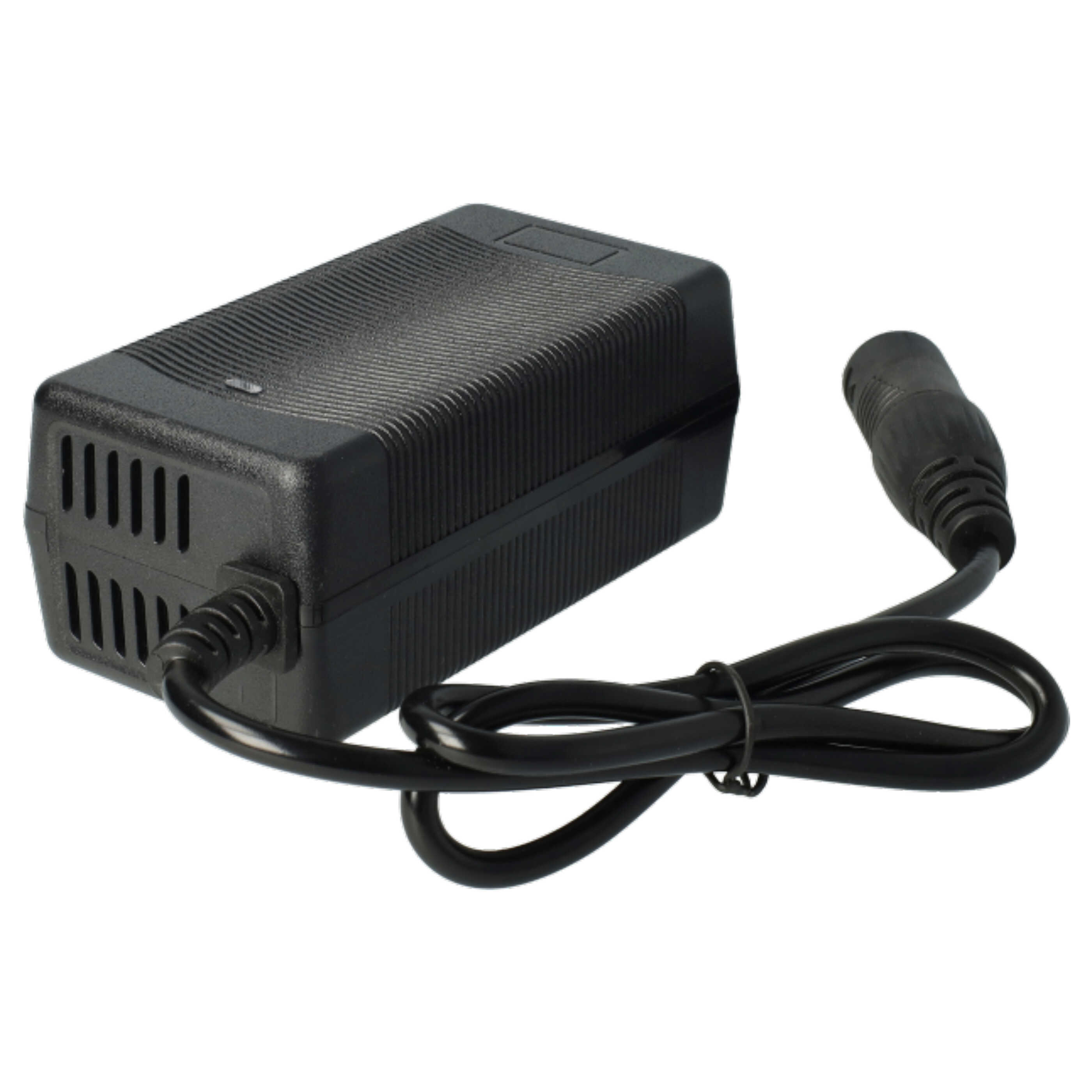 Ein schwarzes Netzteil mit angeschlossenem Kabel und Stecker, isoliert auf weißem Hintergrund.