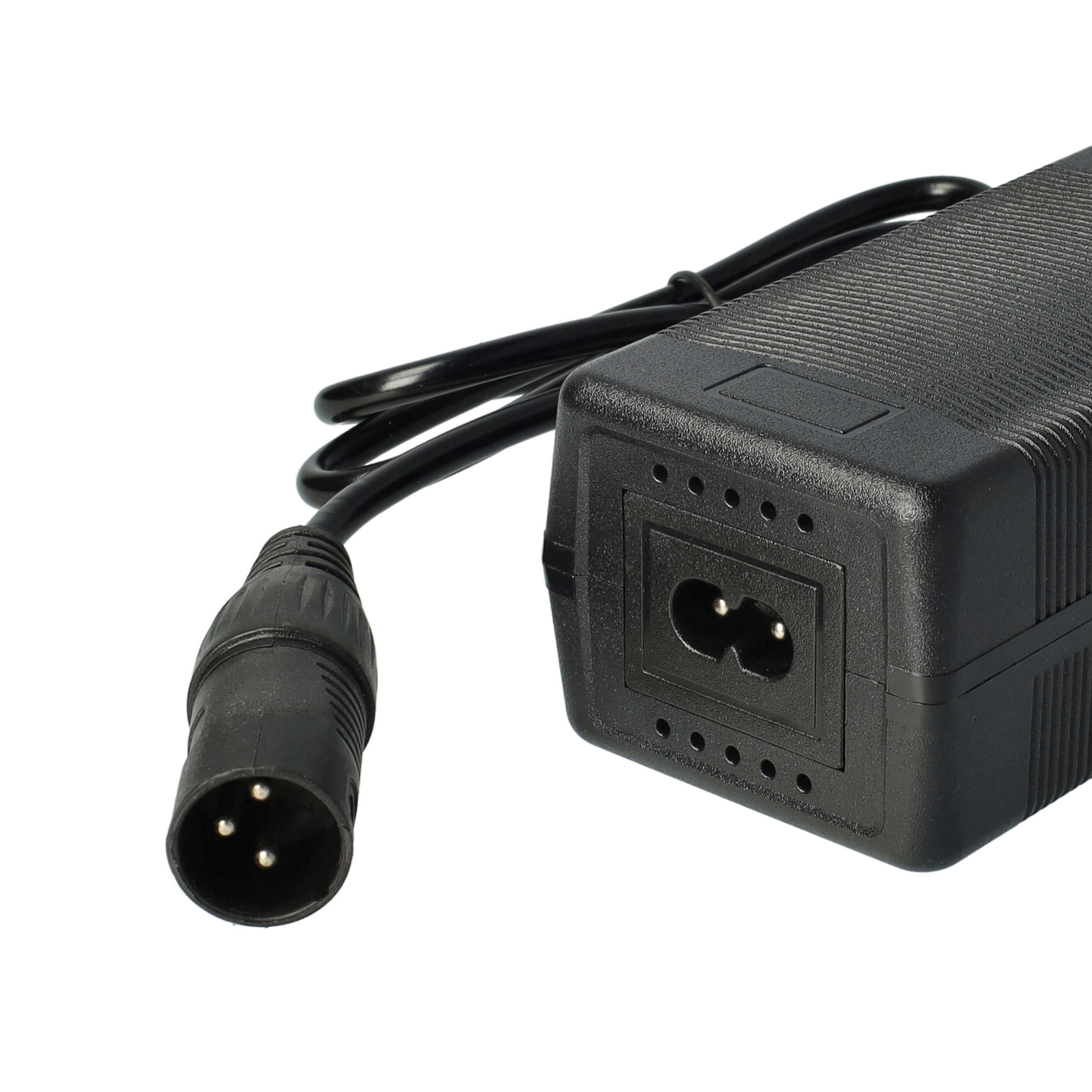 Ein schwarzes Netzteil mit einem dreipoligen Stecker und einem Anschlusskabel vor weißem Hintergrund.
