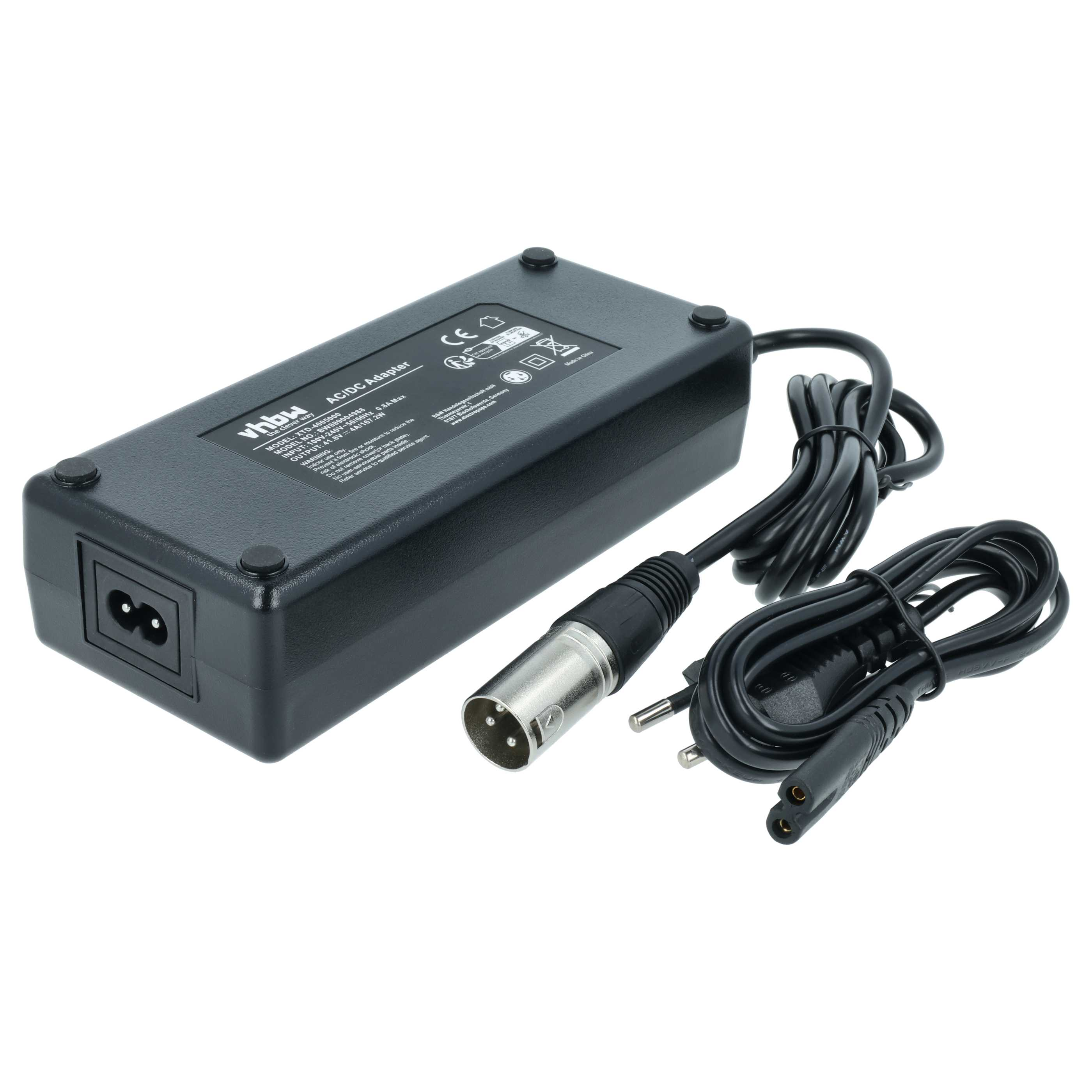 Schwarzes AC/DC-Netzteil mit Netzkabel und Stecker auf weißer Oberfläche. Das Netzteil hat Textaufkleber.
