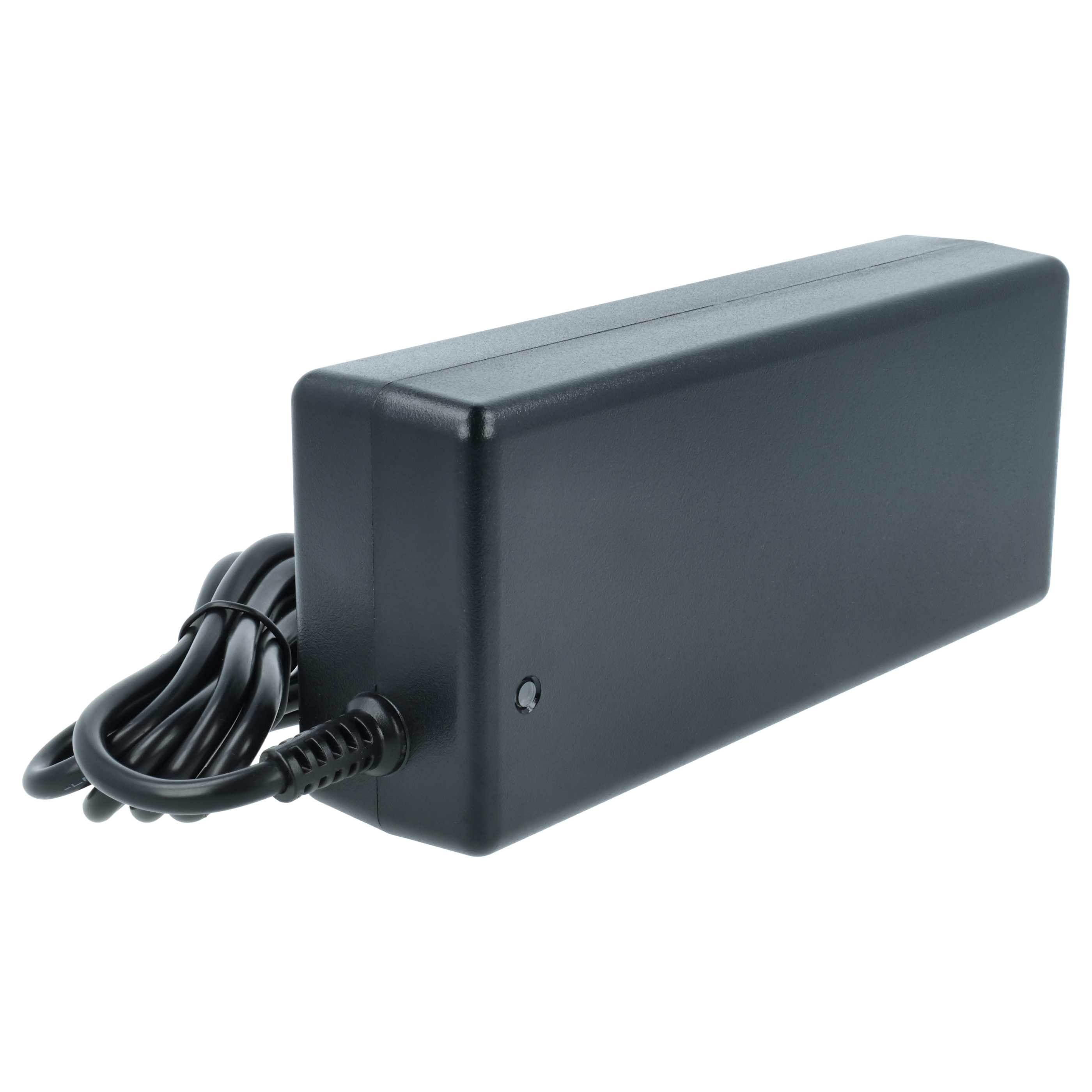 Ein schwarzes Netzteil mit schwarzem Kabel vor weißem Hintergrund. Der Adapter ist rechteckig.