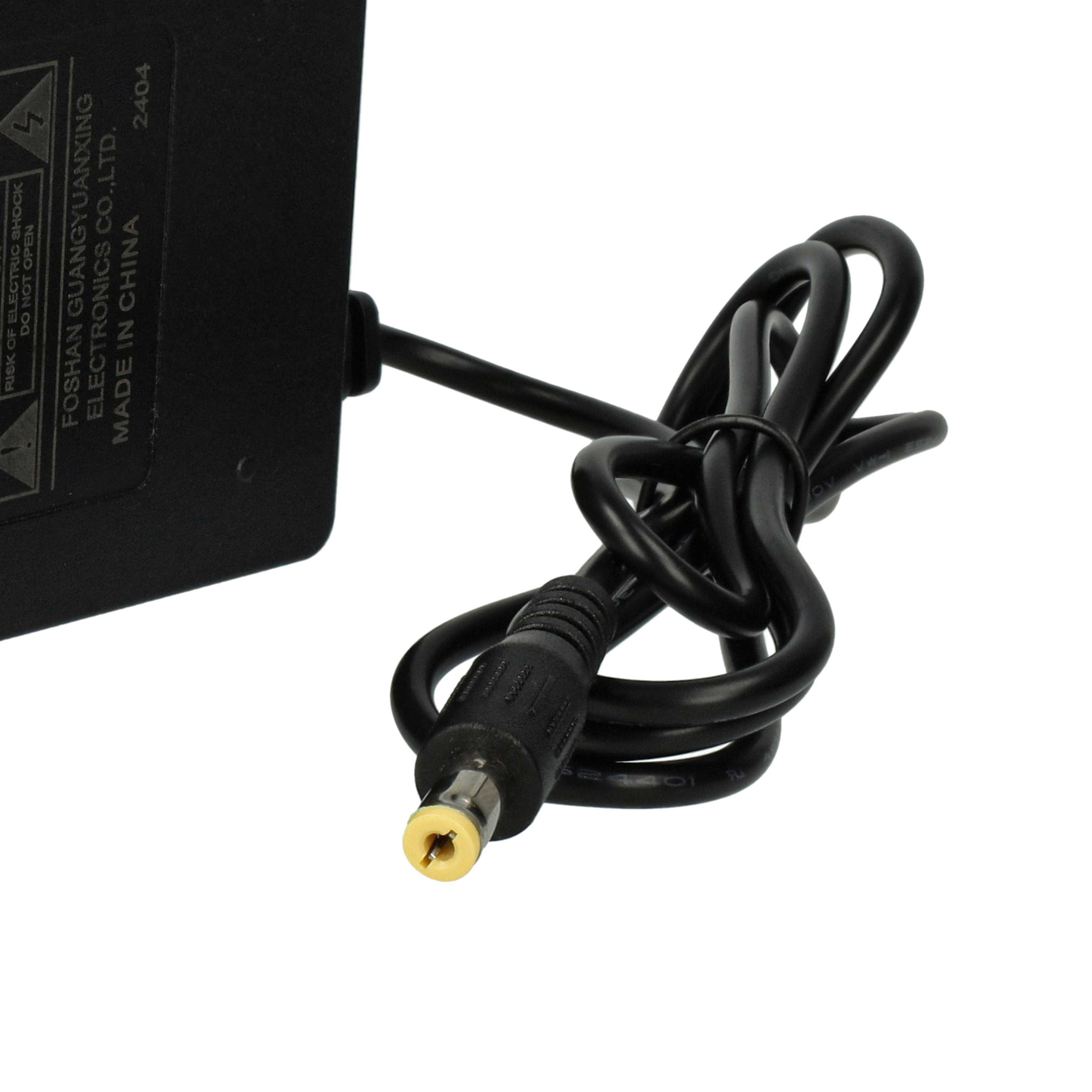 Ein schwarzes Netzteil mit gewendeltem Kabel. Das Netzteil hat Text, und das Kabel endet in einem Stecker mit goldener Spitze.
