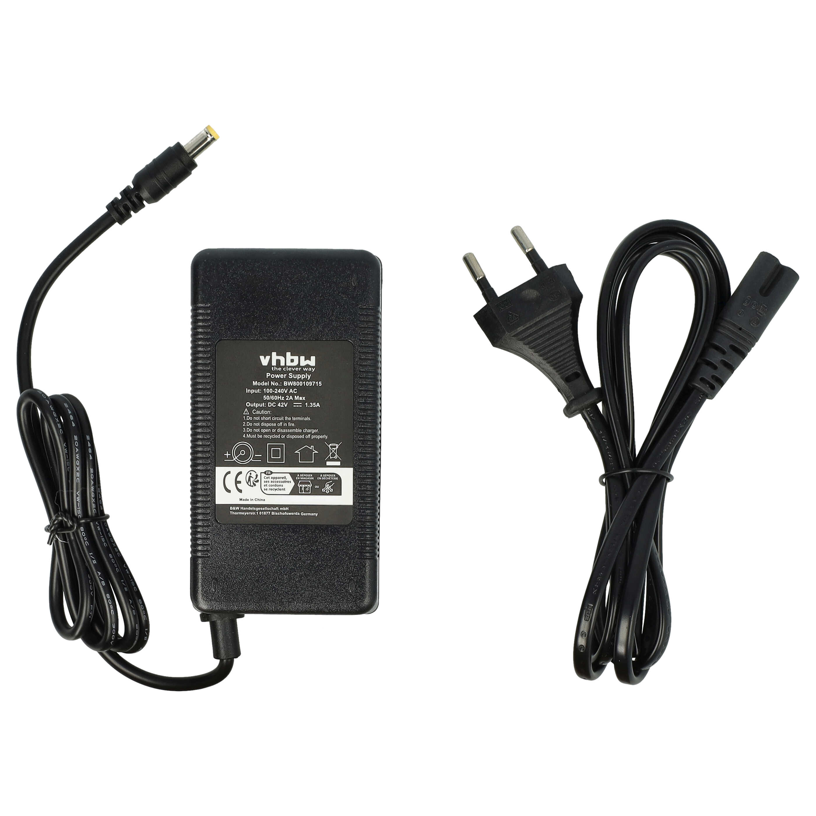 Schwarzes Netzteil mit zwei Kabeln. Eines für DC, das andere für Wechselstrom mit Stecker. Weißer Hintergrund.