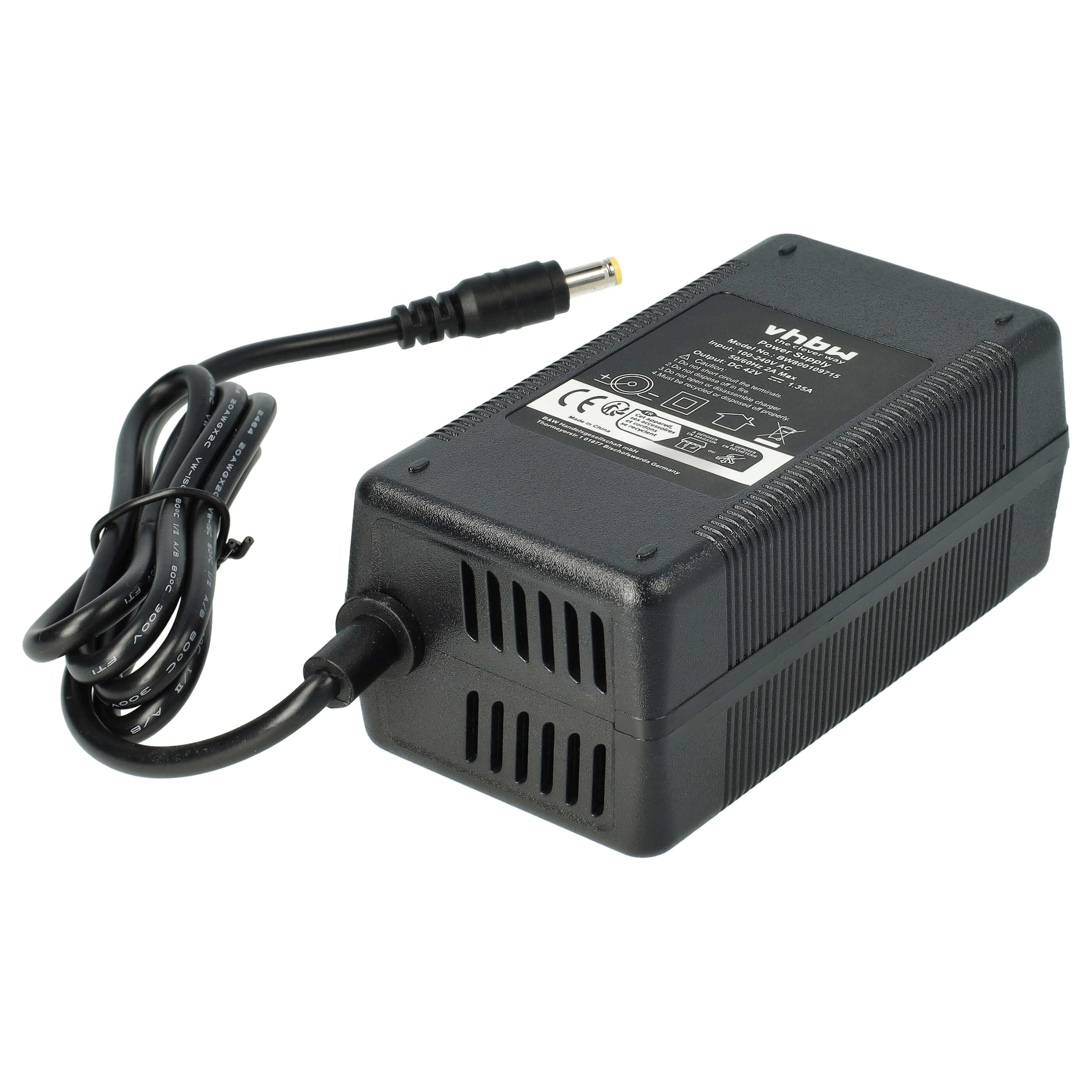 Schwarzes Netzteil mit schwarzem Kabel und gelbem Stecker. Produktetikett sichtbar.