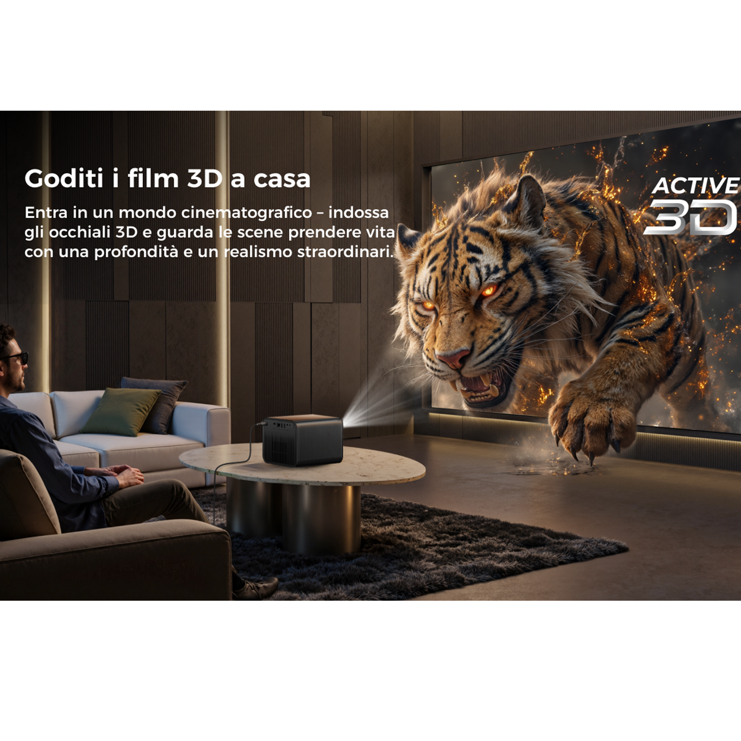 Un uomo guarda un film 3D con un proiettore. Una tigre esce dallo schermo. La stanza ha un divano, un tappeto e un tavolino.