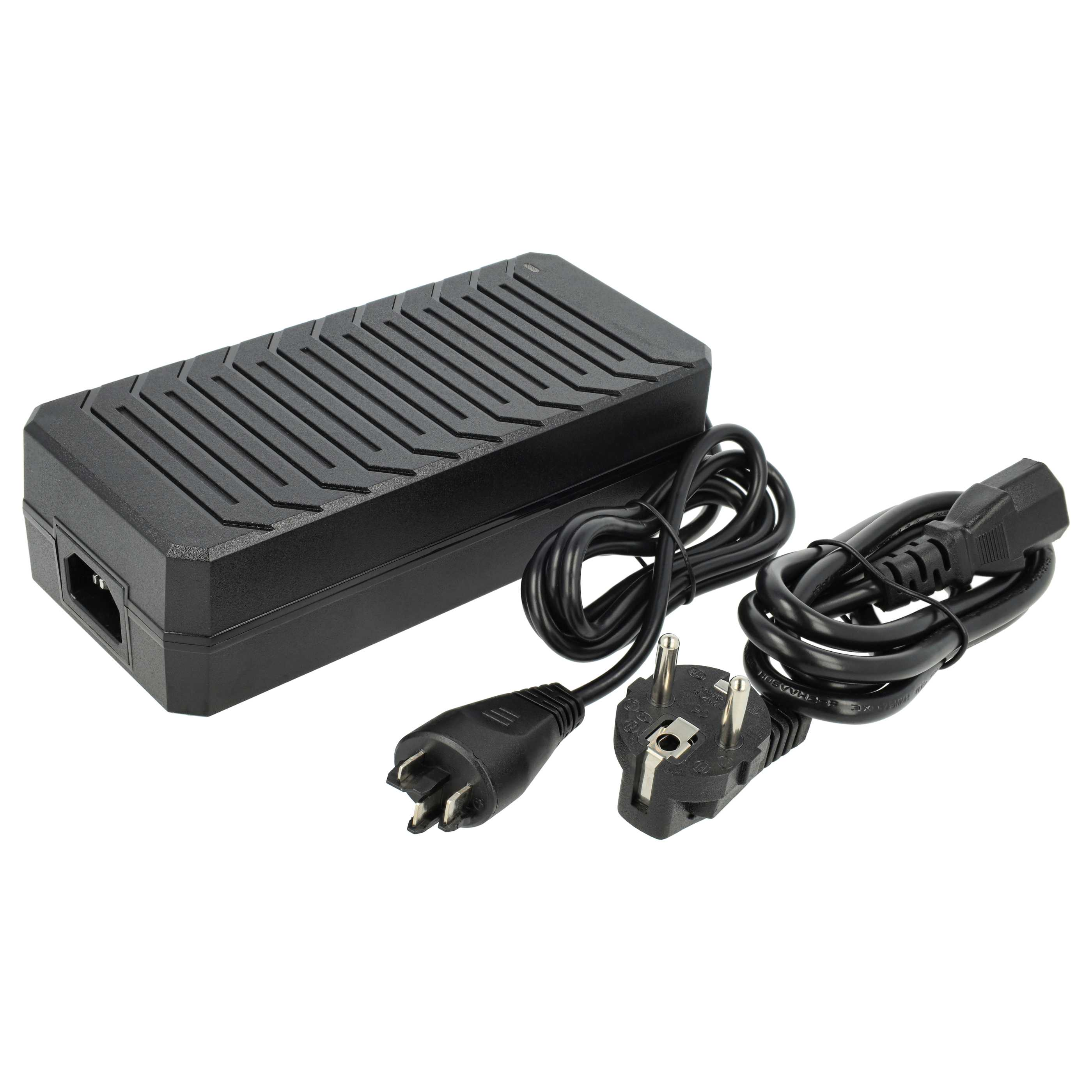 Ein schwarzes Netzteil mit drei Steckern und Netzkabeln auf weißem Hintergrund. Der Adapter hat eine geriffelte Oberseite.