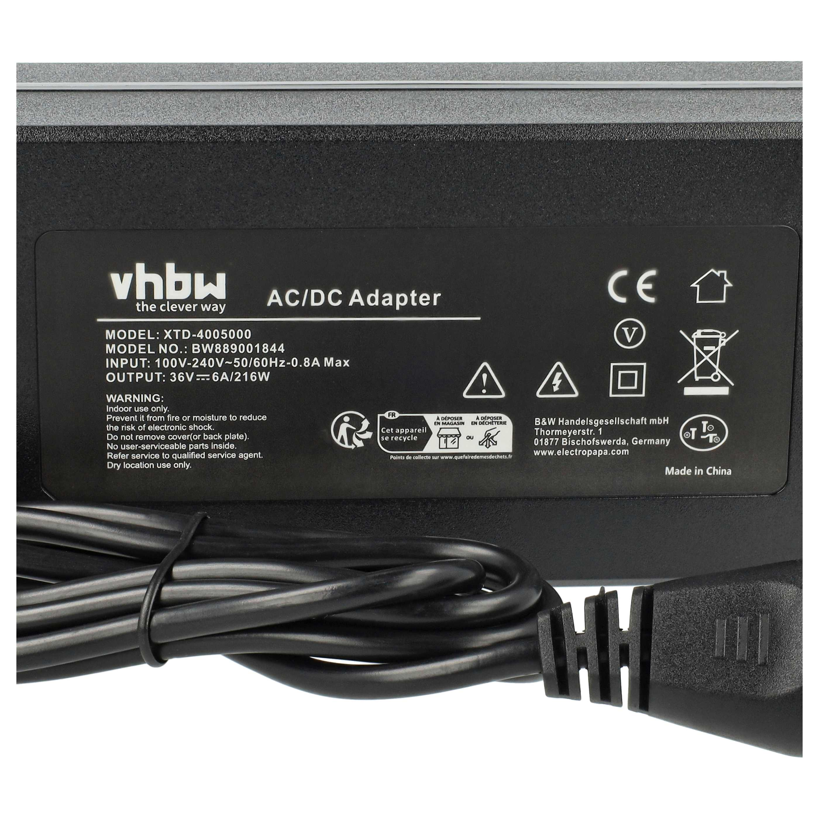 Ein AC/DC-Adapter mit Text und Symbolen. Es hat ein schwarzes Kabel und einen Stecker.