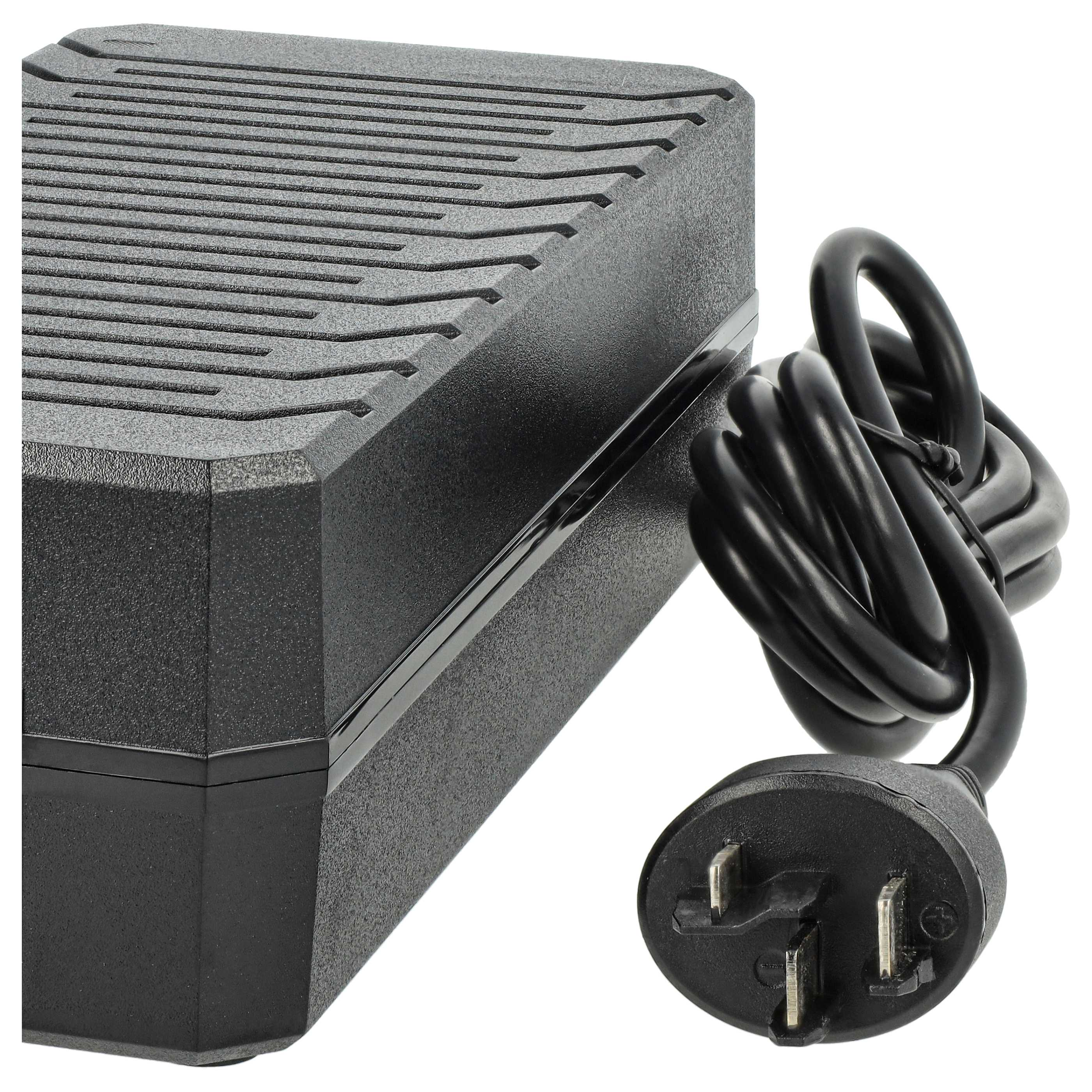 Ein schwarzes Netzteil mit geriffelter Oberseite und einem schwarzen Netzkabel mit Stecker. Der Hintergrund ist weiß.
