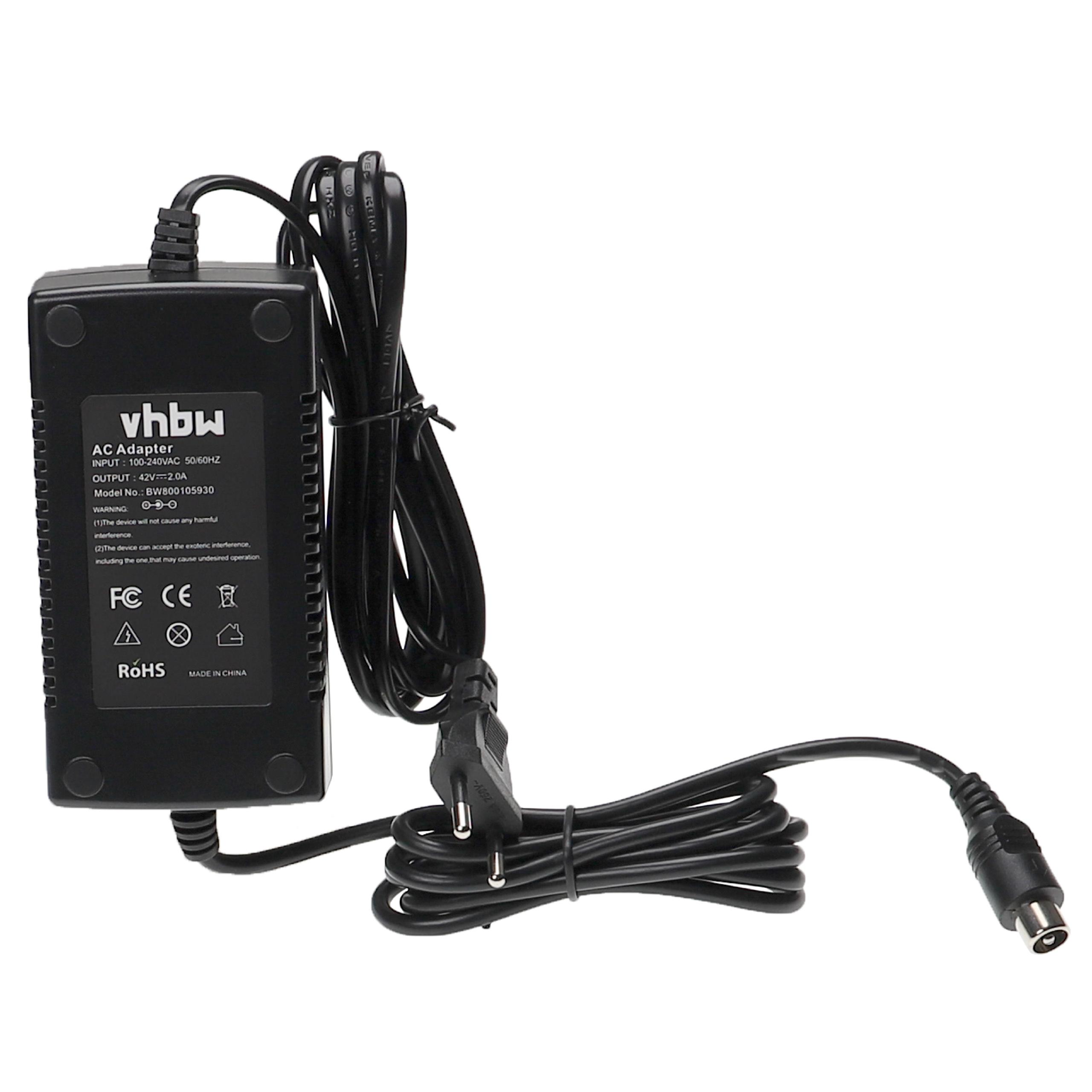 Schwarzes AC-Adapter mit schwarzem Kabel und Stecker. Das Adapter hat Etiketten mit Text.