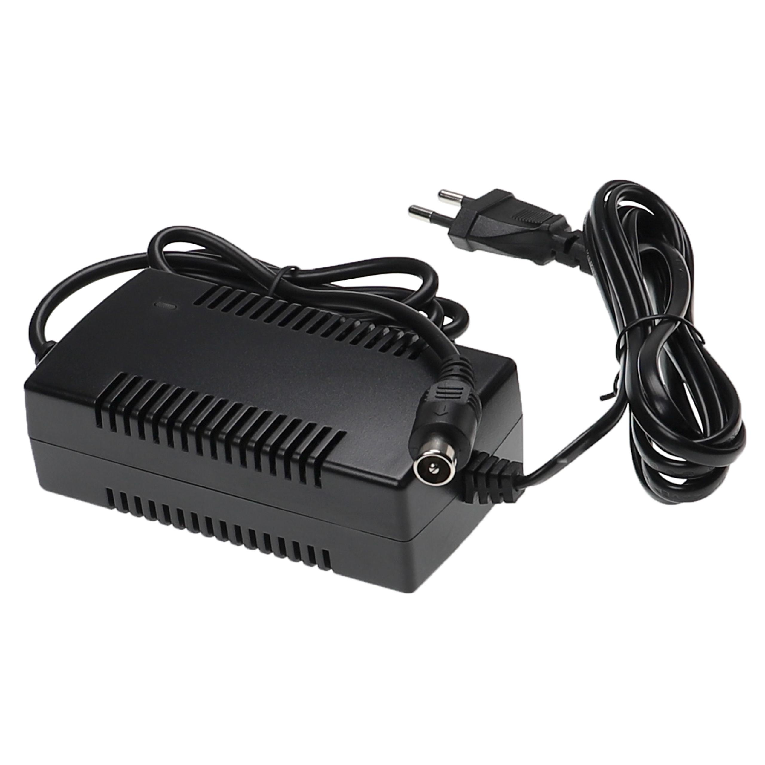 Schwarzes Netzteil mit Kabel und Stecker. Der Adapter ist rechteckig mit Lüftungsschlitzen. Der Stecker hat zwei Stifte.