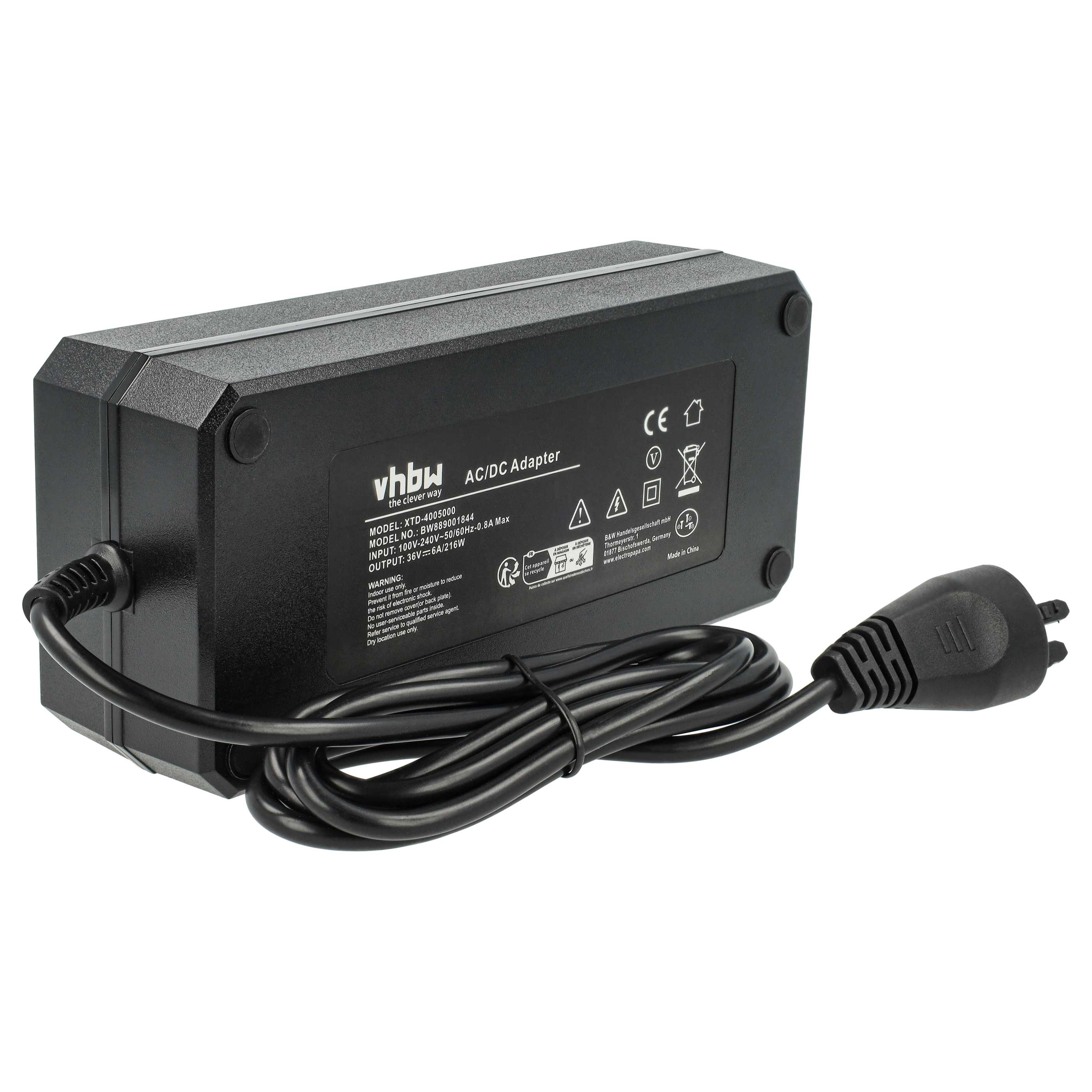 Schwarzes AC/DC-Netzteil mit Netzkabel. Das Netzteil hat Etiketten und Symbole auf der Oberfläche und einen Stecker.