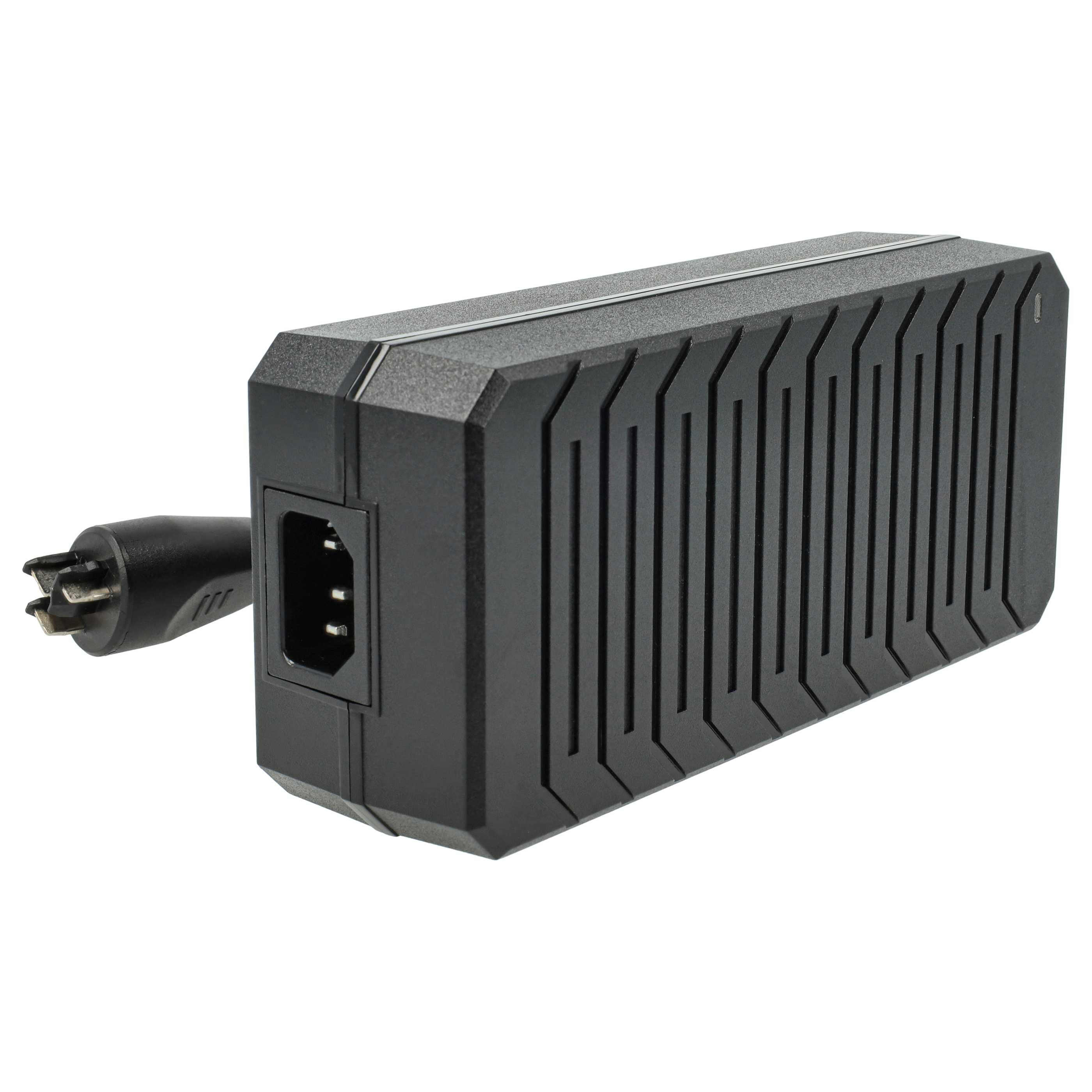 Schwarzes Netzteil mit einem dreipoligen Stecker auf weißem Hintergrund. Der Adapter hat eine rechteckige Form.
