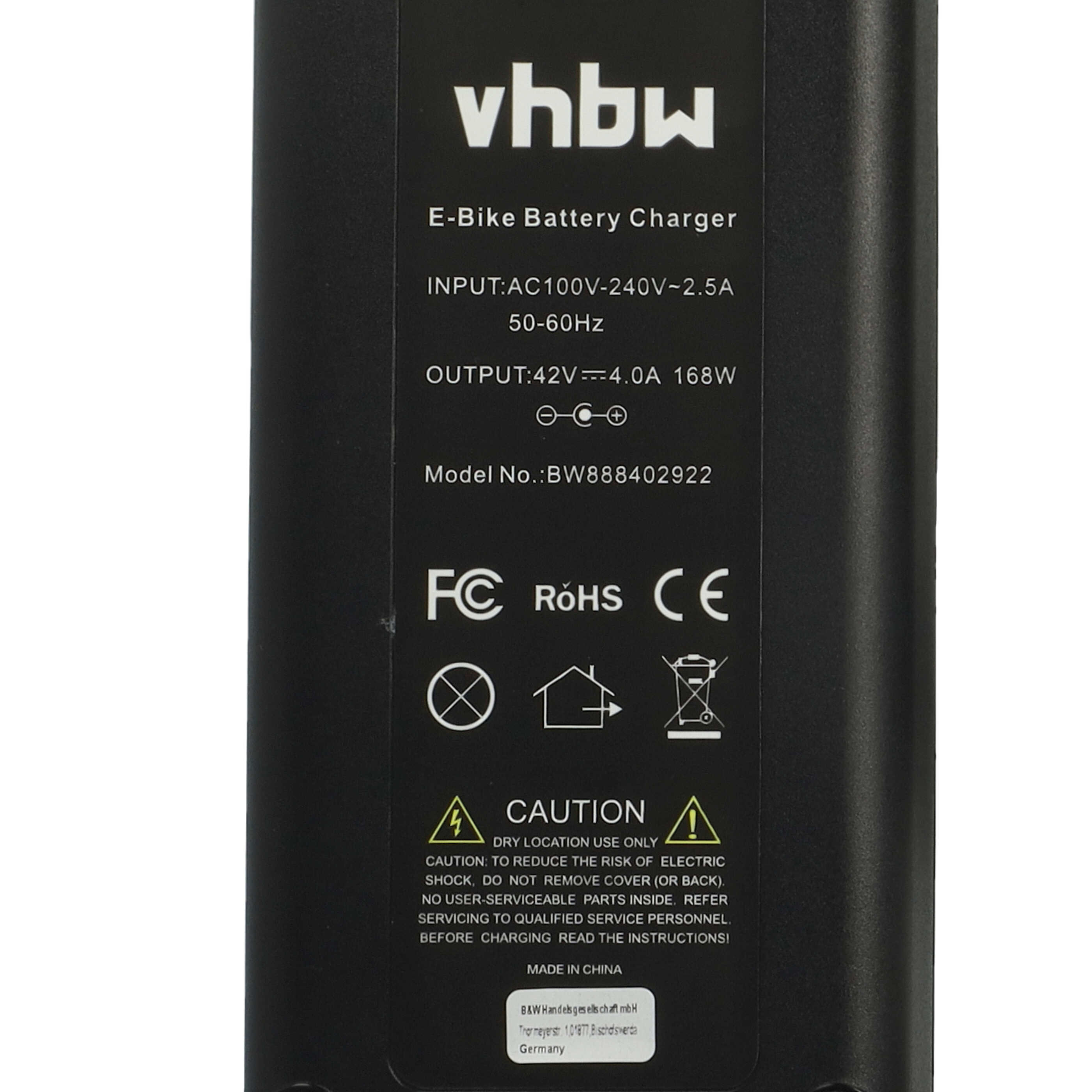 Schwarzes E-Bike-Ladegerät mit weißem Text. Enthält Warnungen, Spannungsinformationen und Logos. Hergestellt in China.