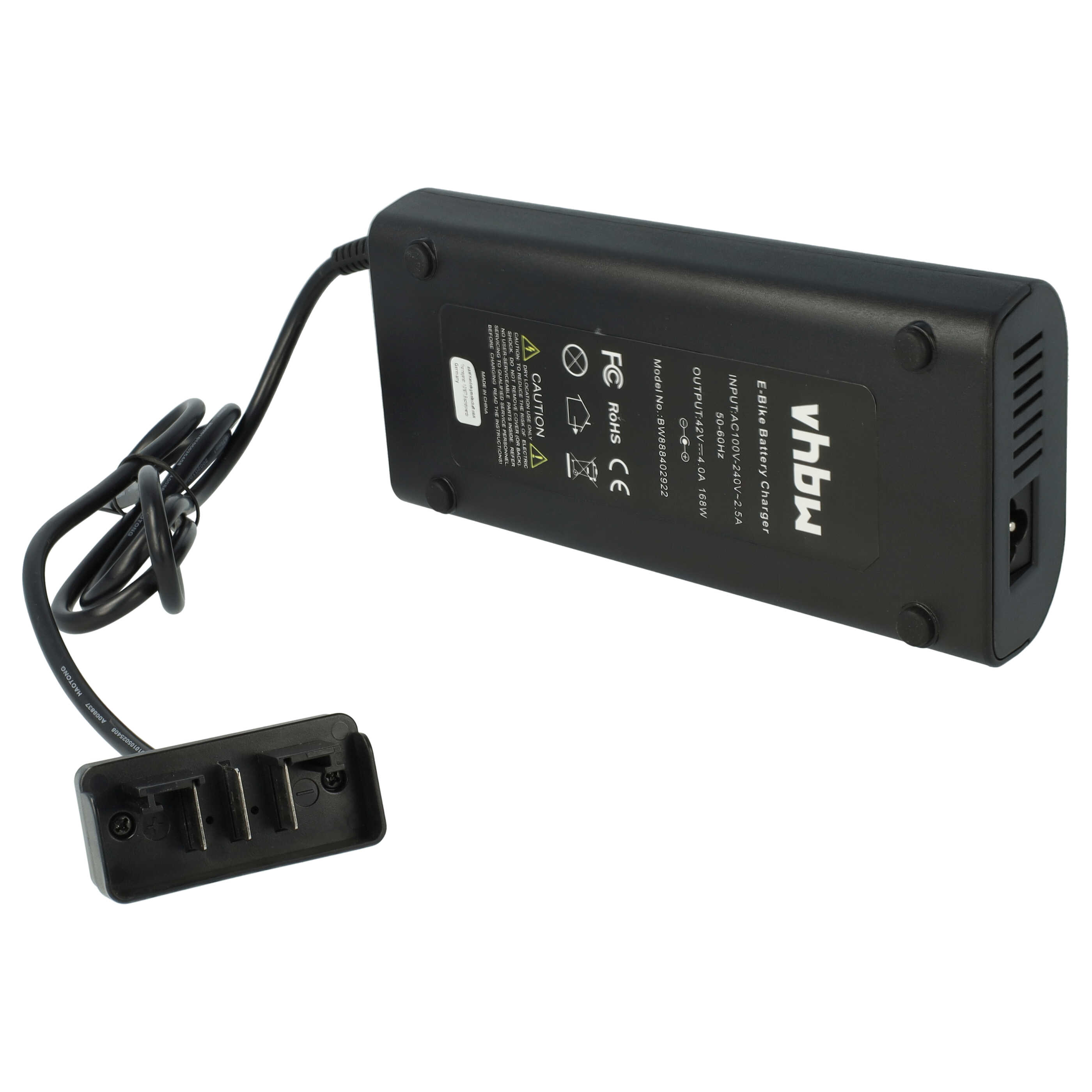 Schwarzes E-Bike-Akkuladegerät mit schwarzem Kabel und Dreizack-Stecker. Das Ladegerät hat Etiketten und Warnhinweise.