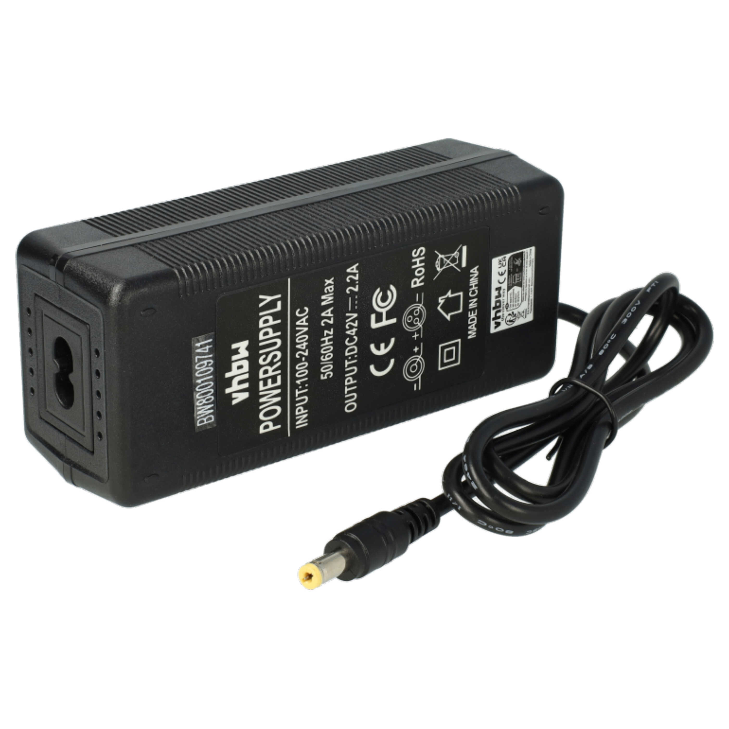 Schwarzes Netzteil mit schwarzem Kabel und gelbem Stecker. Der Adapter hat aufgedruckten Text.