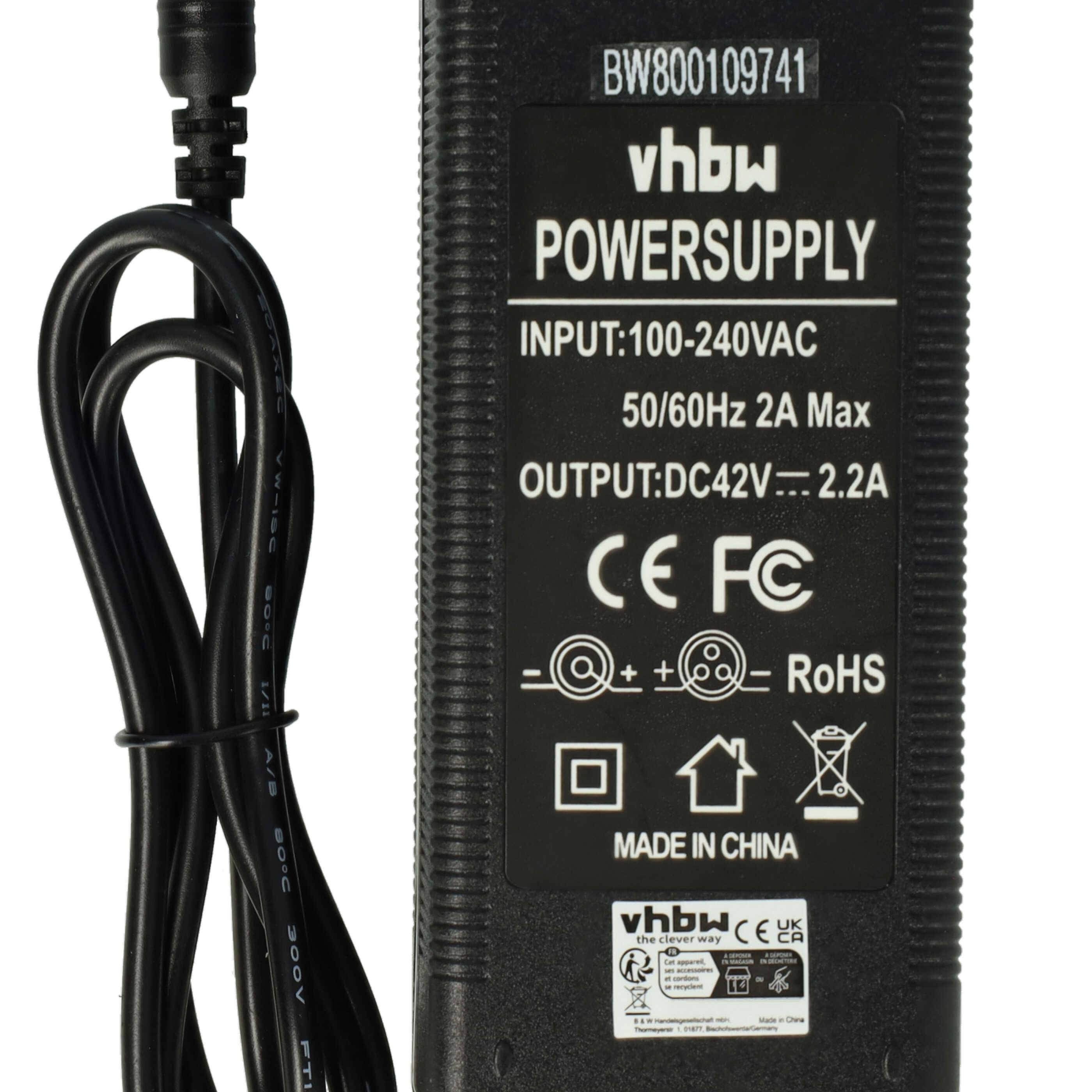 Ein schwarzes Netzteil mit Text, links ein schwarzes Kabel.