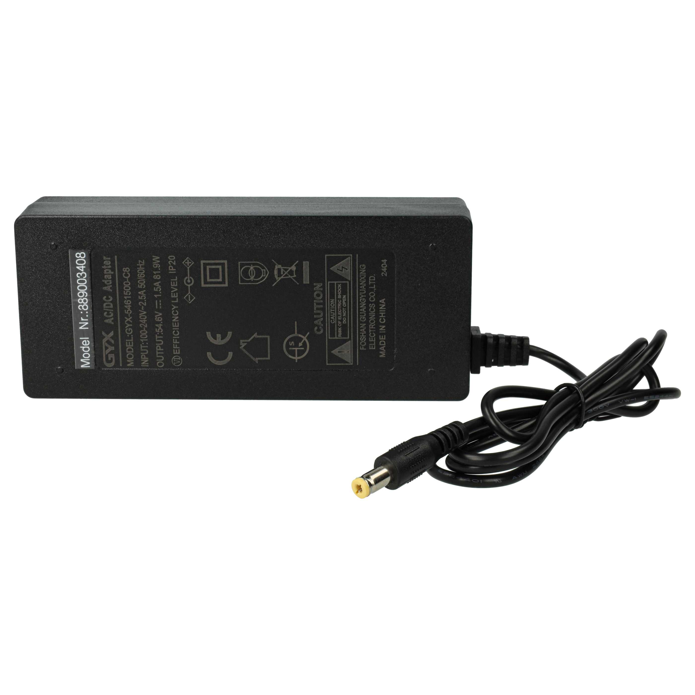 Schwarzes AC/DC-Netzteil mit schwarzem Kabel und Stecker. Der Adapter hat Text und Etiketten.