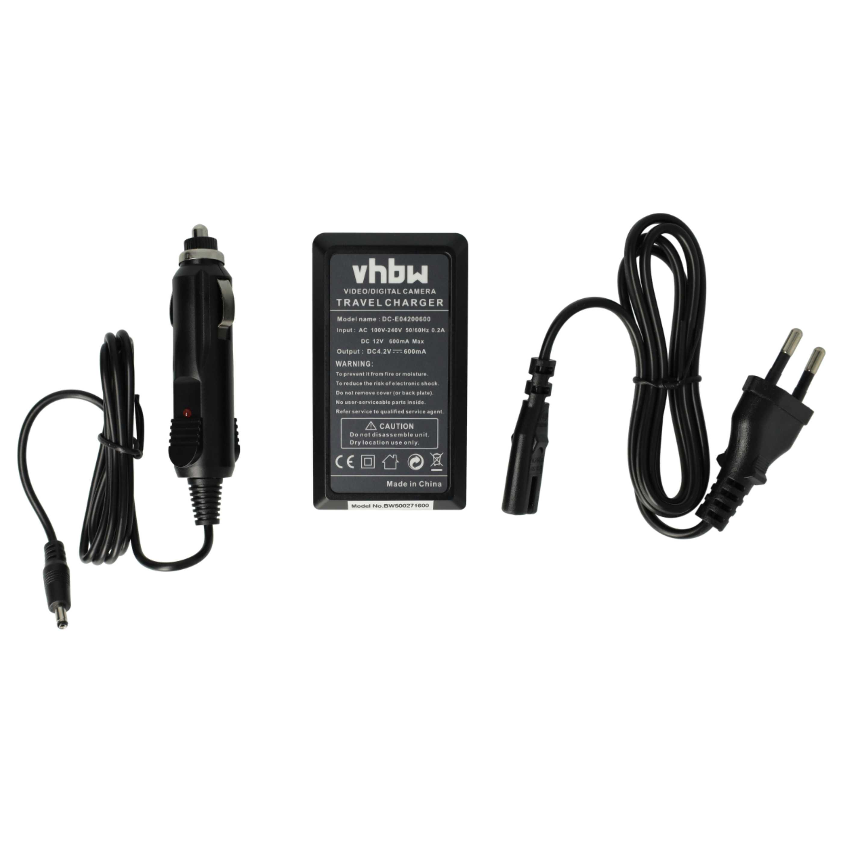 Schwarzes Reisegerät mit Autoadapter, Netzstecker und Ladegerät. Weißer Hintergrund.