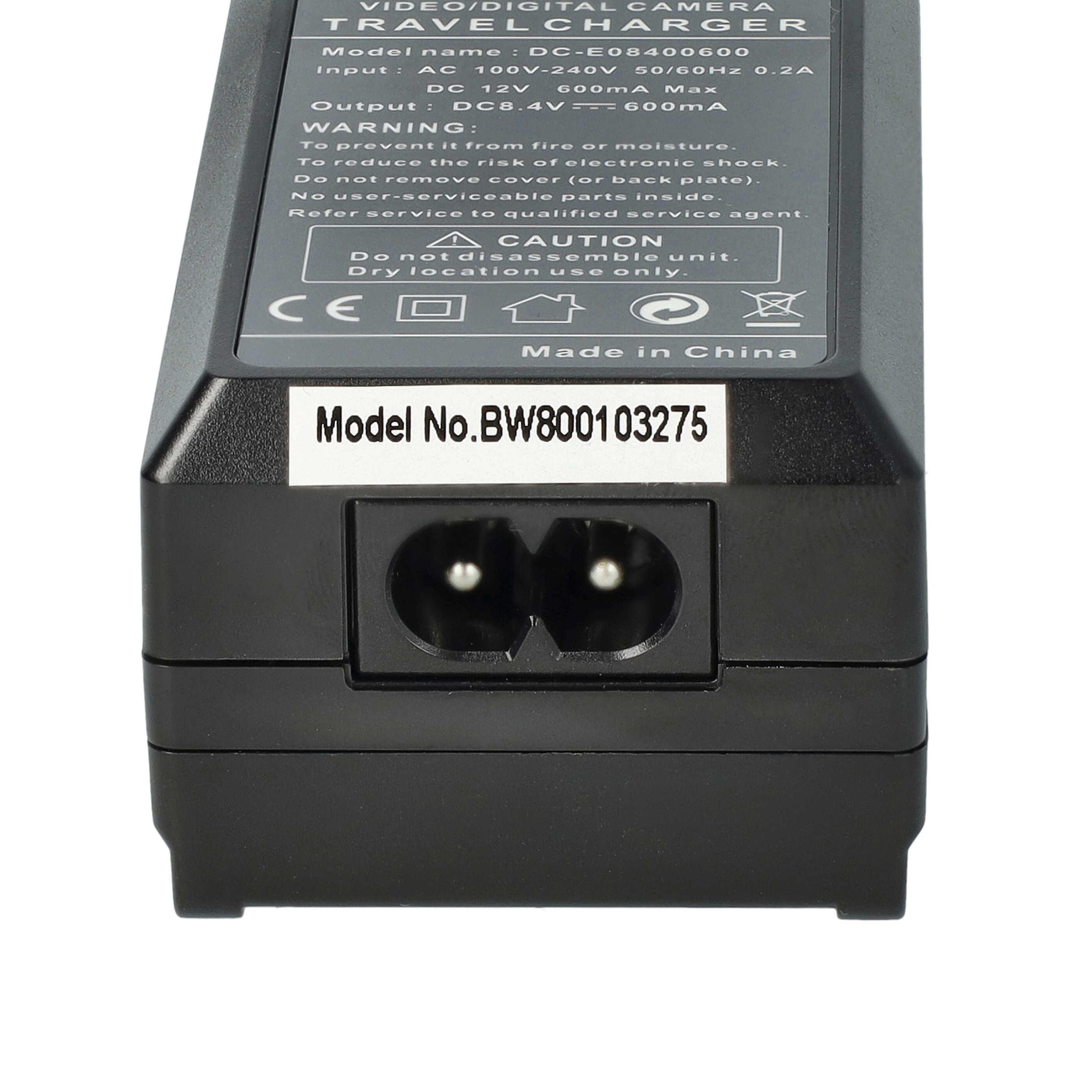 Ein schwarzes Reisegerät mit aufgedruckten Spezifikationen. Es hat einen AC-Eingang und einen DC-Ausgang. Die Modellnummer ist BW800103275.