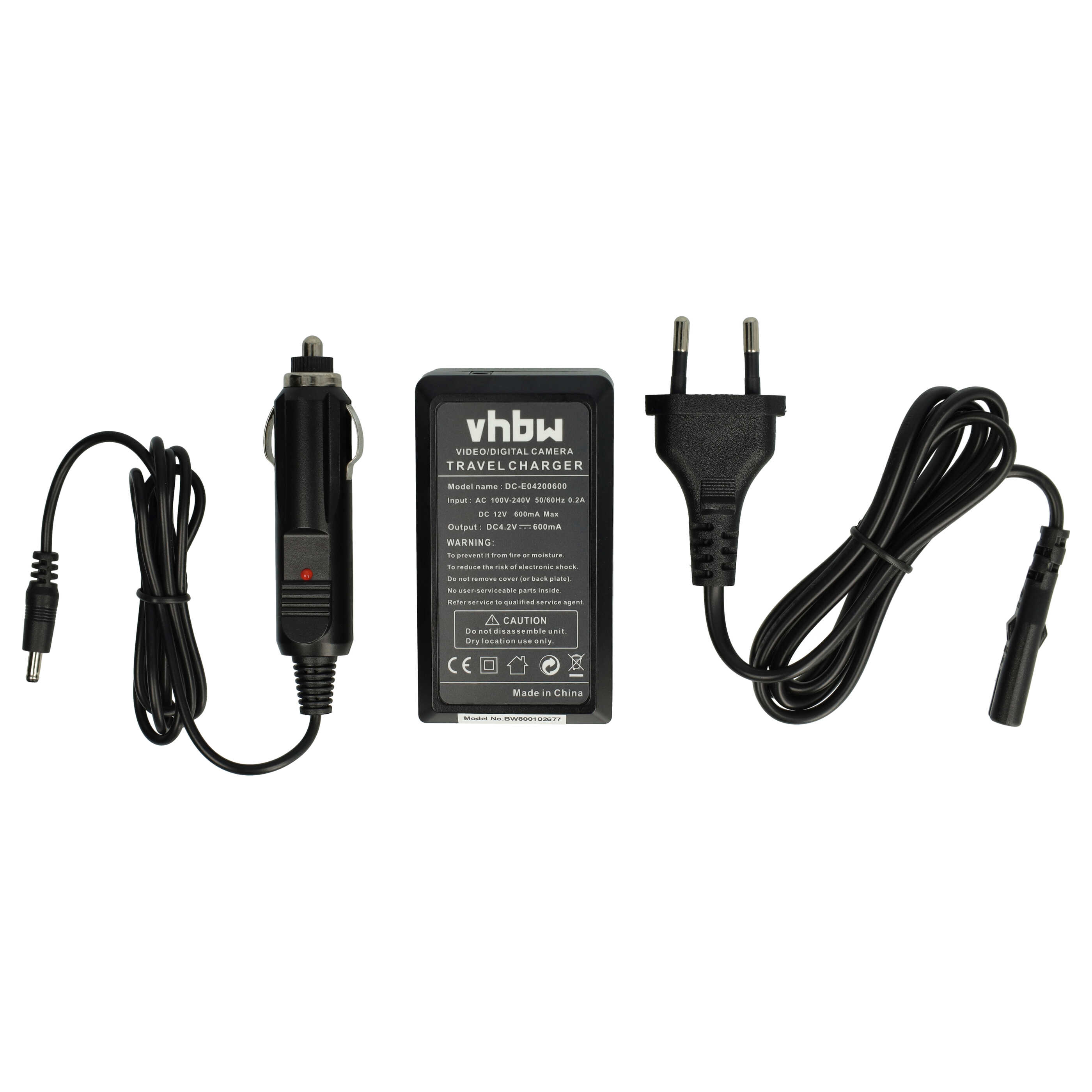 Ein schwarzes Kamera-Reiseladegerät mit Auto-Adapter, Stecker und Netzkabel auf weißem Hintergrund.