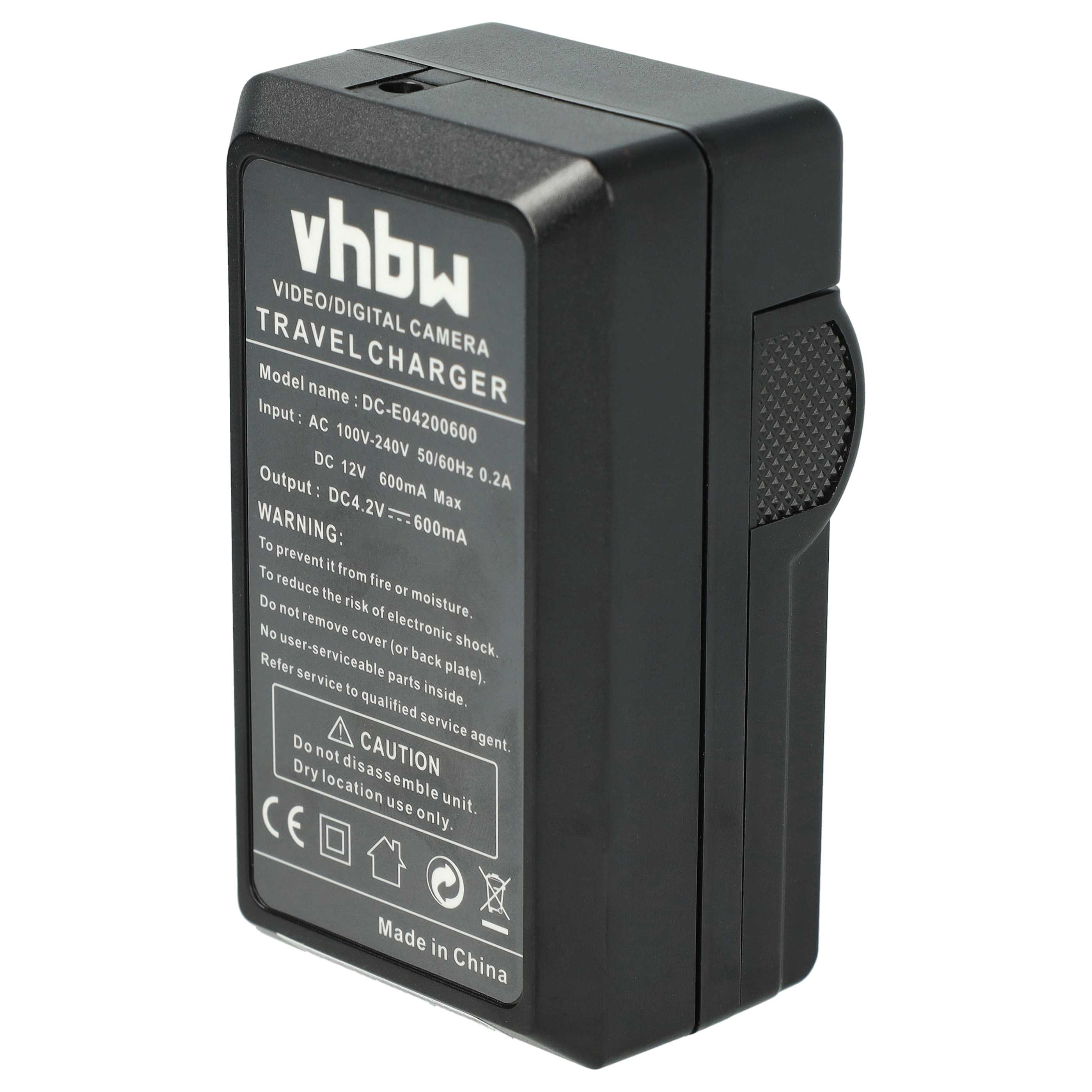 Schwarzes Kamerladegerät mit weißem Text. Es steht 'vhbw' und 'TRAVEL CHARGER' darauf. Auf der Vorderseite befinden sich Informationsetiketten.
