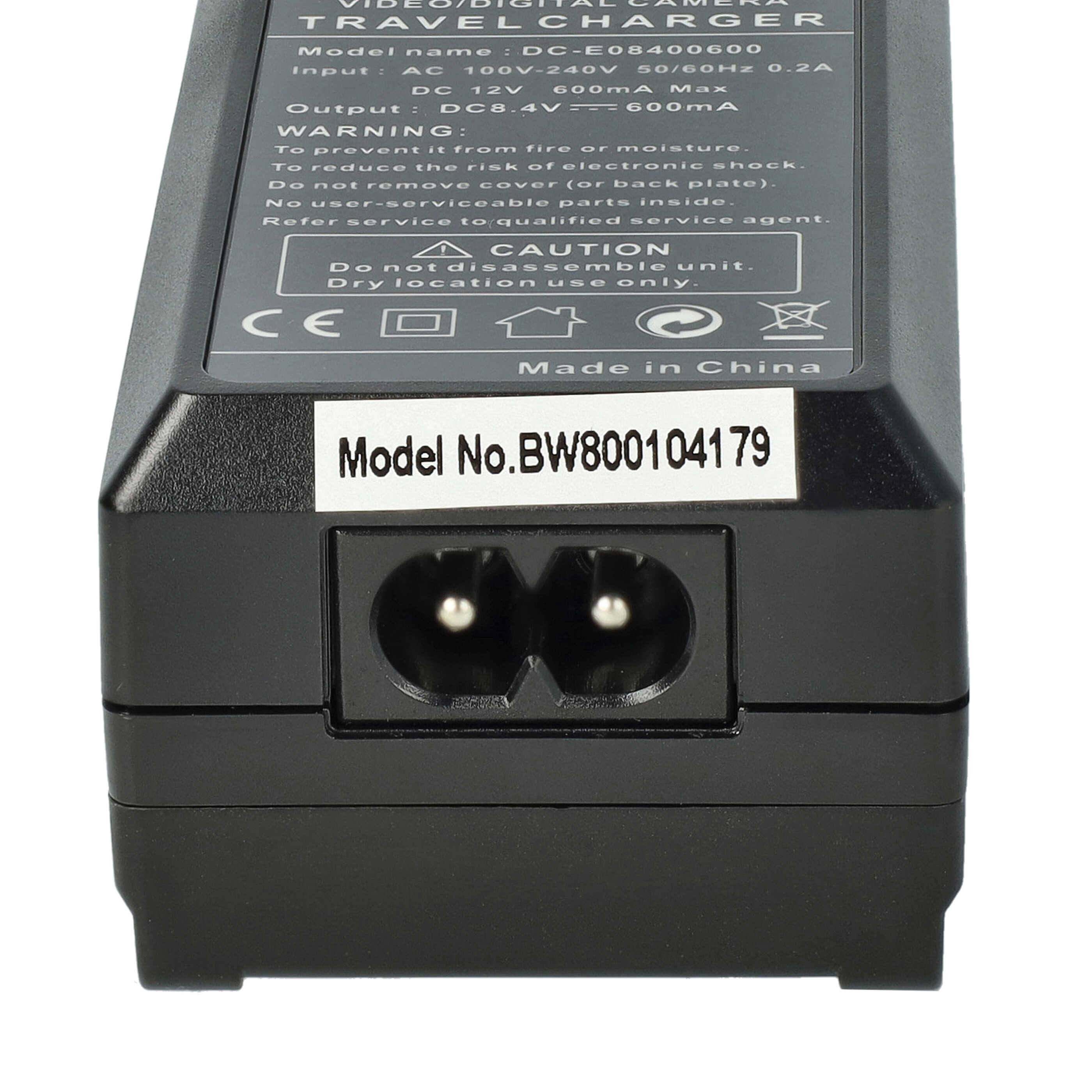 Ein schwarzes Reisegerät mit Text, einem Stromeingang und einem Etikett mit 'Model No. BW800104179'.