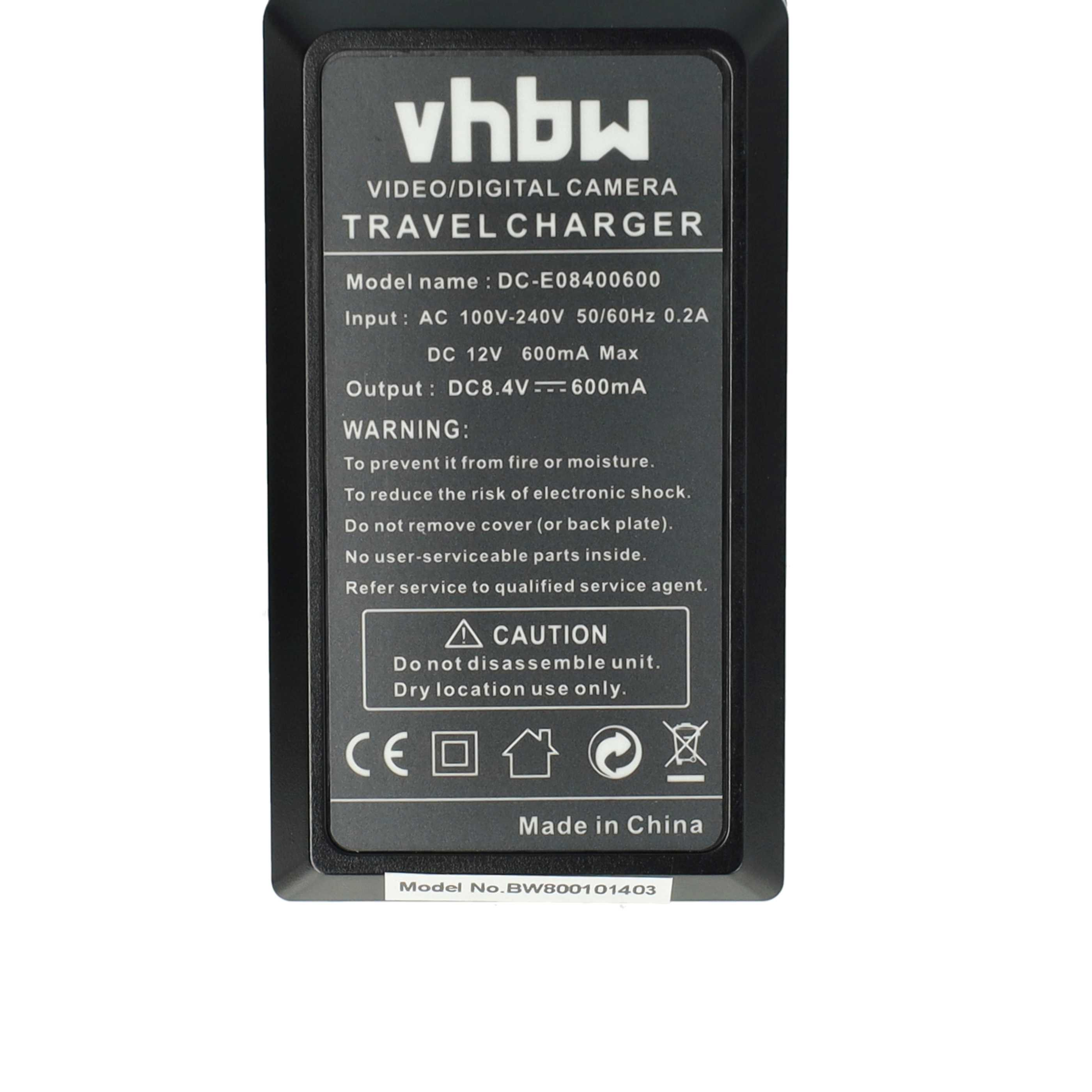 Schwarzes Reise Ladegerät mit weißer Schrift. Es zeigt 'vhbw', 'TRAVEL CHARGER', Modell, Eingangs-, Ausgangs- und Warnhinweise.