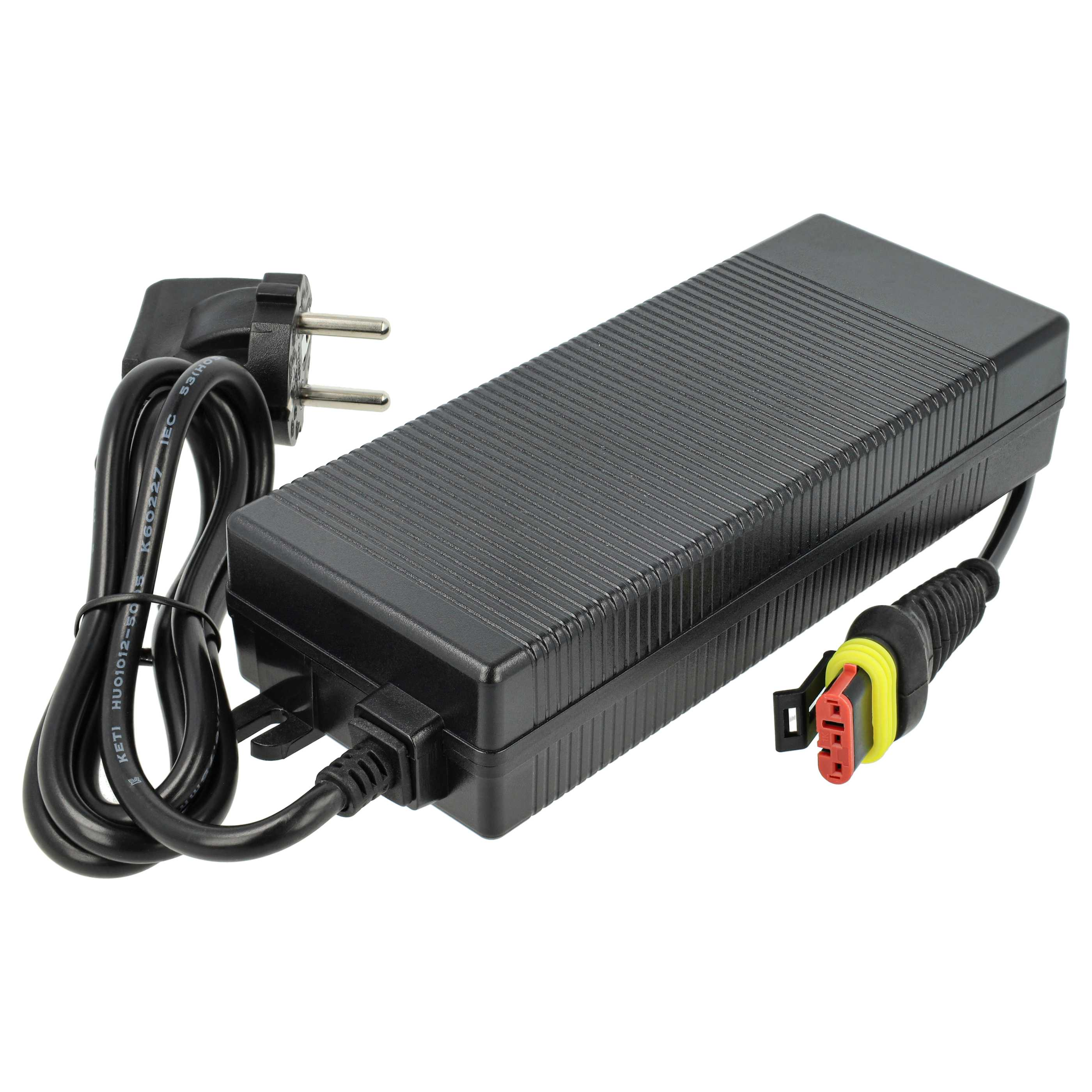 Ein schwarzes Netzteil mit Stecker, Kabel und Anschluss. Der Adapter befindet sich auf weißem Hintergrund.