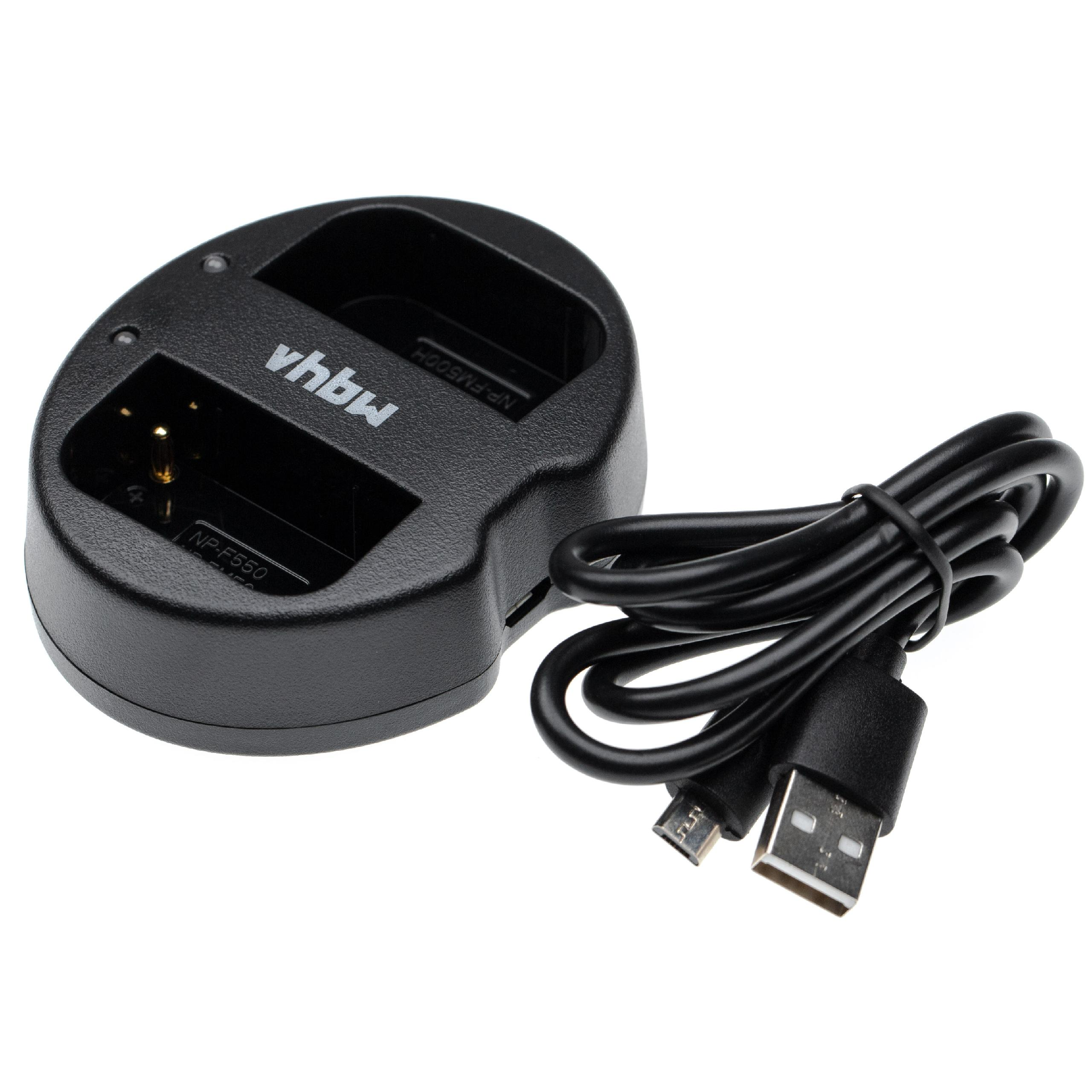Ein schwarzes Batterieladegerät mit zwei Schlitzen, einem USB-Kabel und einem Micro-USB-Kabel auf weißem Hintergrund.
