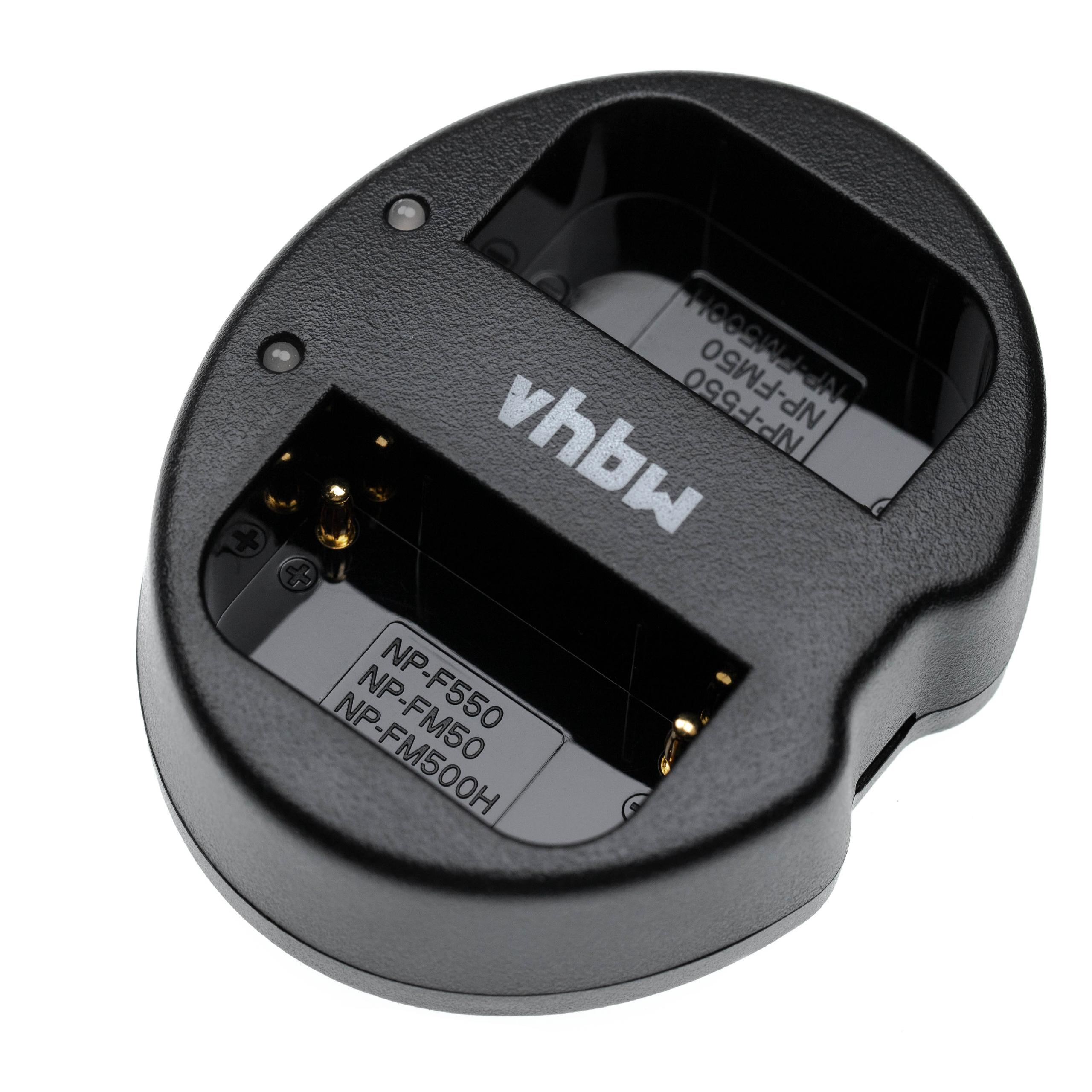 Schwarzes Batterieladegerät mit zwei Steckplätzen, beschriftet mit 'vhbw' und Batteriemodellnummern. Weißer Hintergrund.