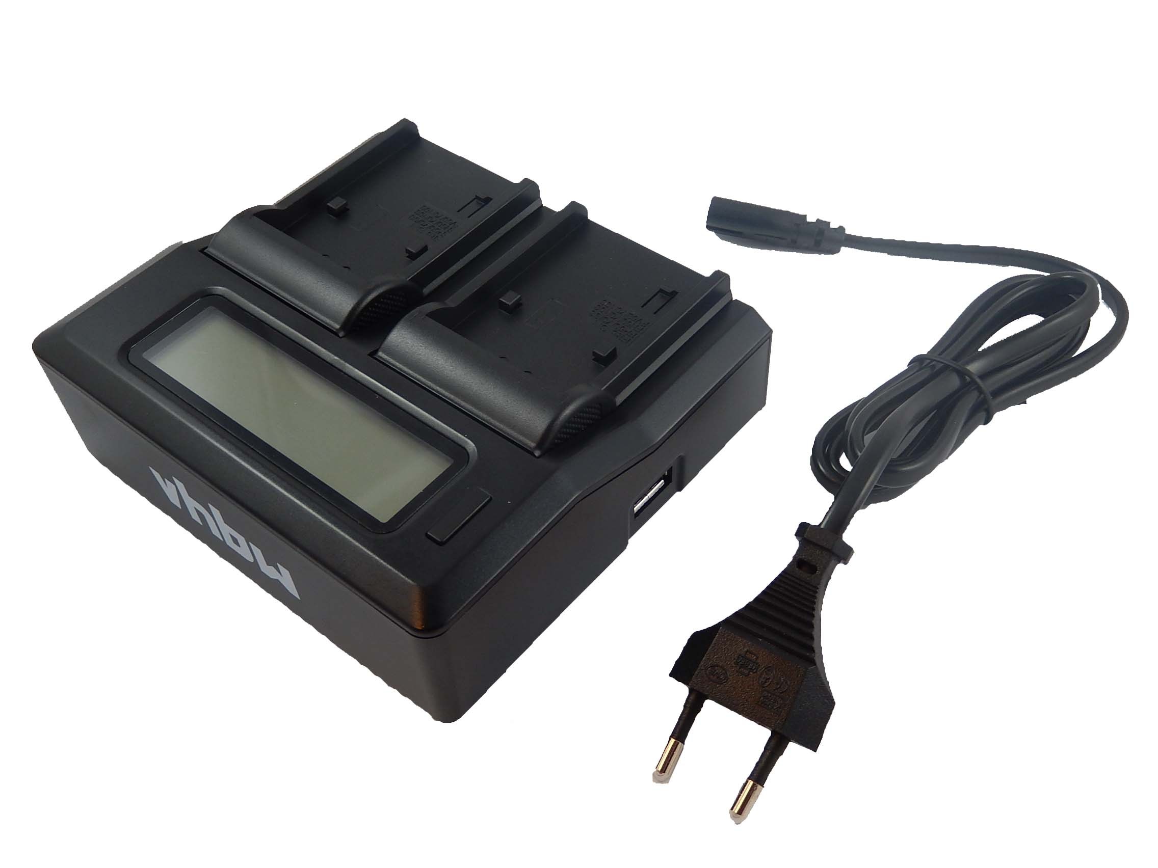 Schwarzes Batterieladegerät mit zwei Schlitzen, einem Display und einem Netzkabel mit Stecker. Weißer Hintergrund.
