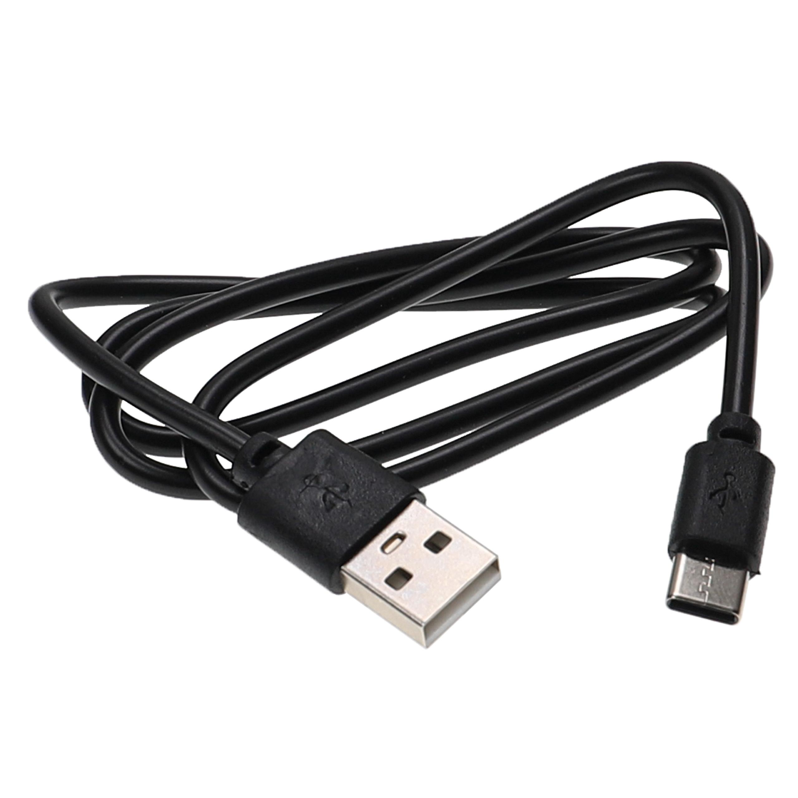 Ein schwarzes USB-Kabel mit einem USB-A-Anschluss an einem Ende und einem USB-C-Anschluss am anderen Ende, auf weißem Grund.
