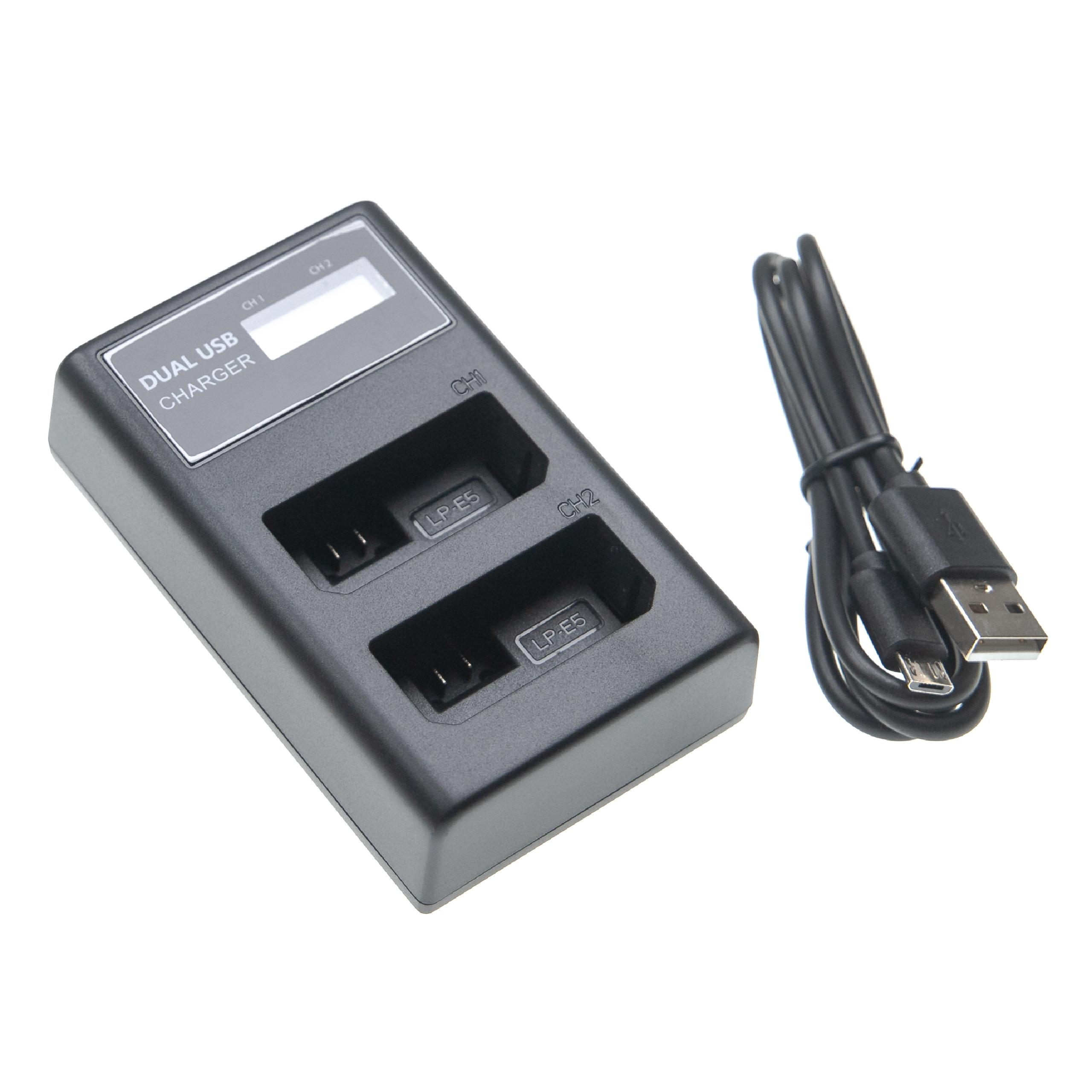 Schwarzes Dual-USB-Ladegerät mit Kabel. Das Ladegerät hat Steckplätze für Batterien und ein kleines Display. Weißer Hintergrund.
