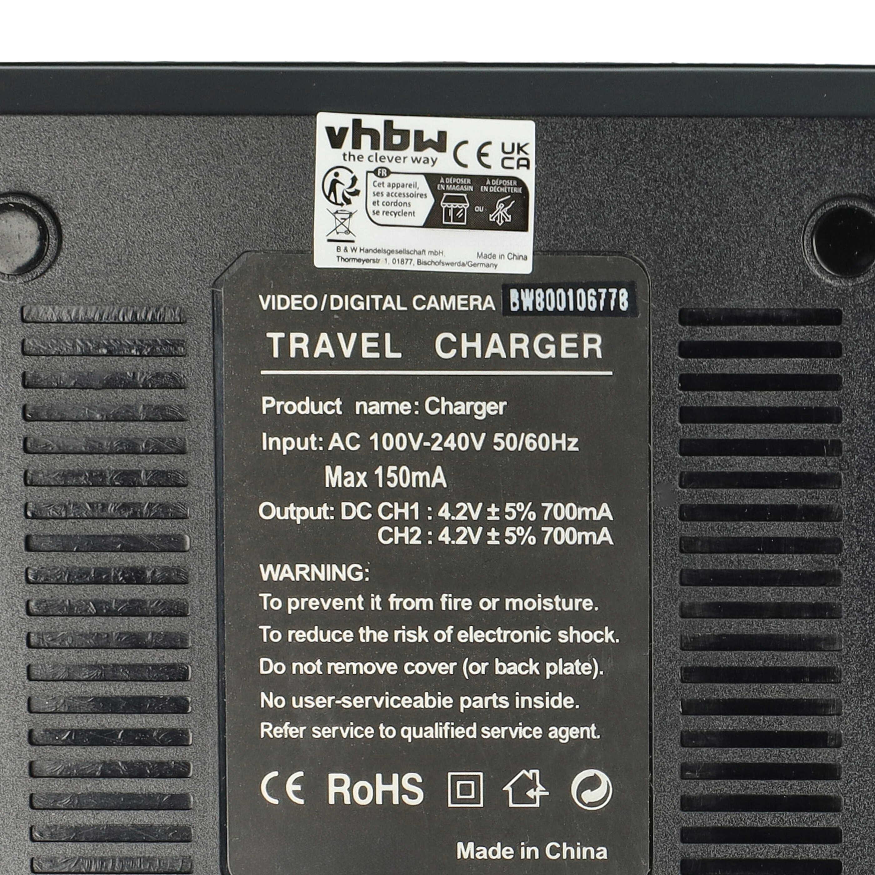 Schwarzes Ladegerät mit Textdetails. Enthält ein Etikett mit Warnhinweisen und technischen Daten. Hergestellt in China.