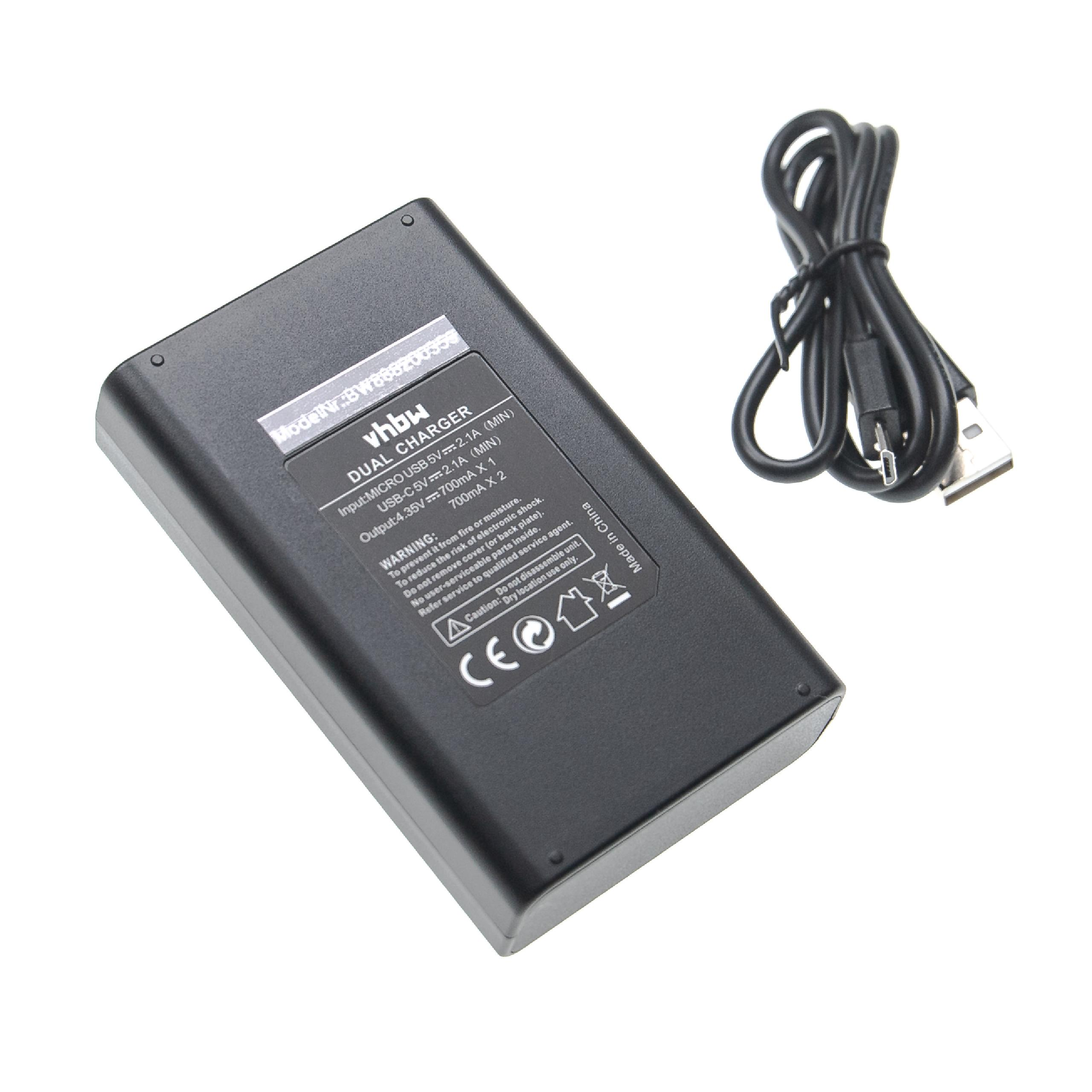 Ein schwarzes Dual-Ladegerät mit USB-Kabel liegt auf einer weißen Oberfläche. Das Ladegerät hat Etiketten und ein CE-Zeichen.