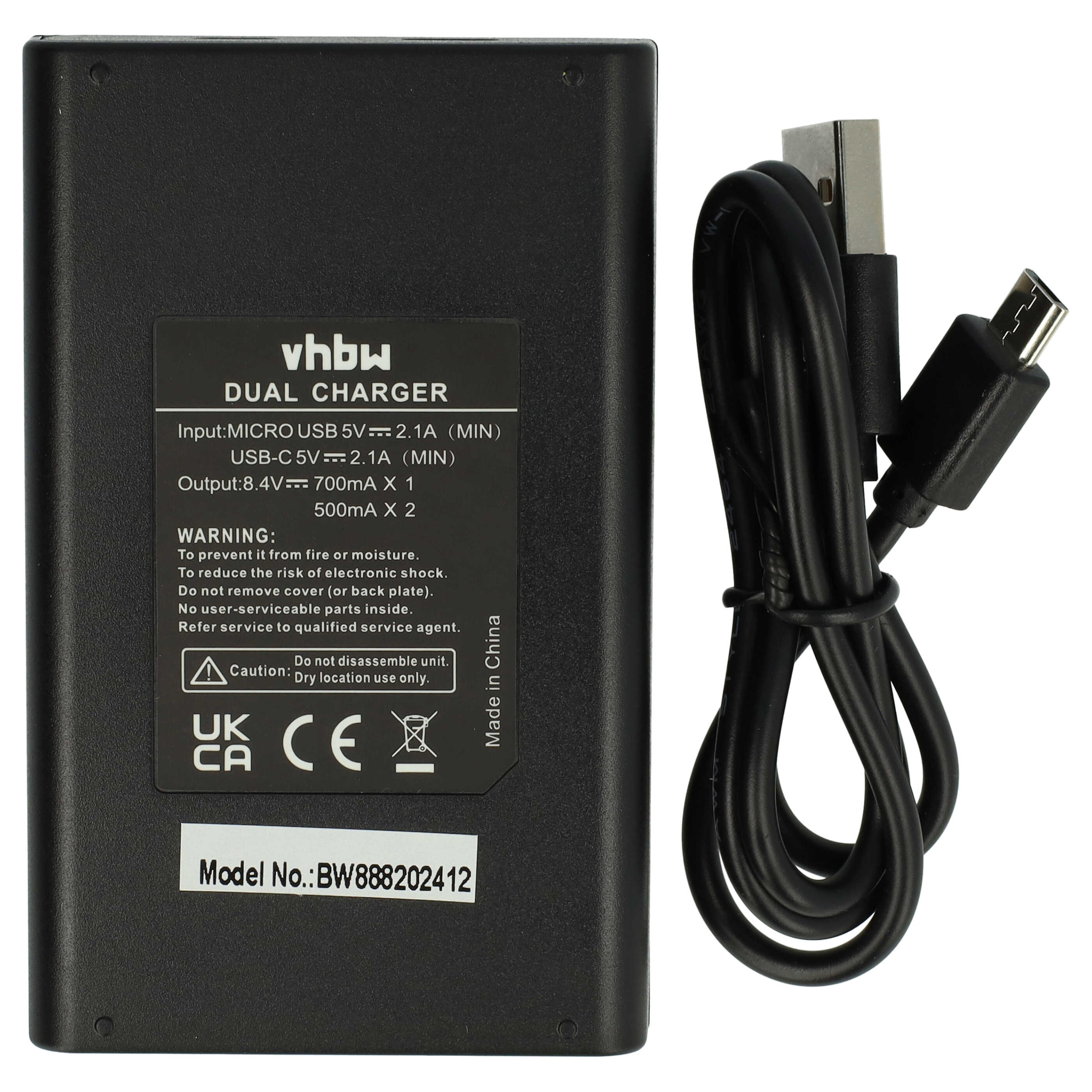 Schwarzes Ladegerät mit USB-Kabel. Das Ladegerät hat Text und Warnhinweise. Das Kabel ist schwarz.