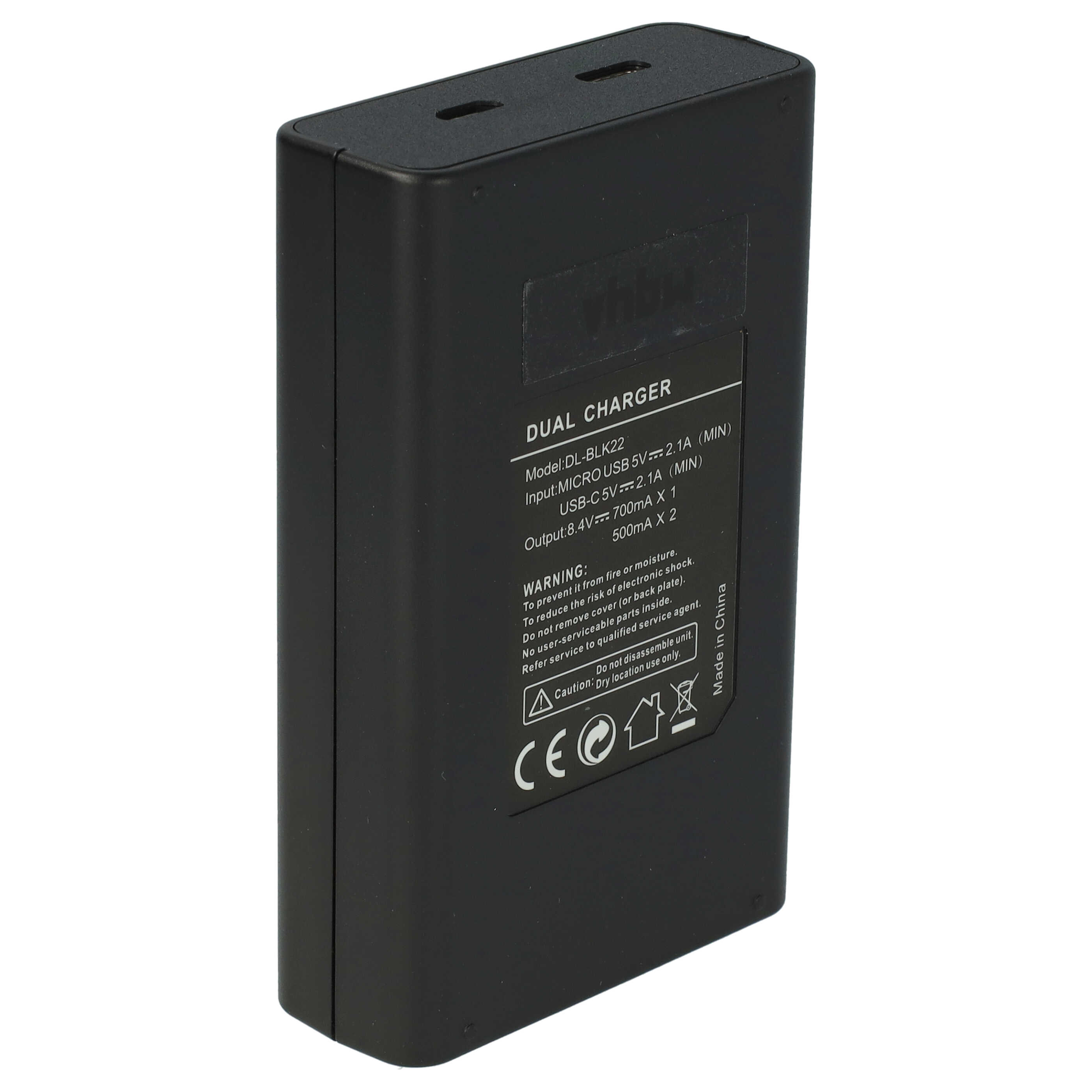 Schwarzes Dual-Ladegerät mit Textaufklebern. Modell: DL-BLK22. Eingang: Micro-USB und USB-C. Ausgang: 8,4 V. Warn- und Vorsichtshinweise.